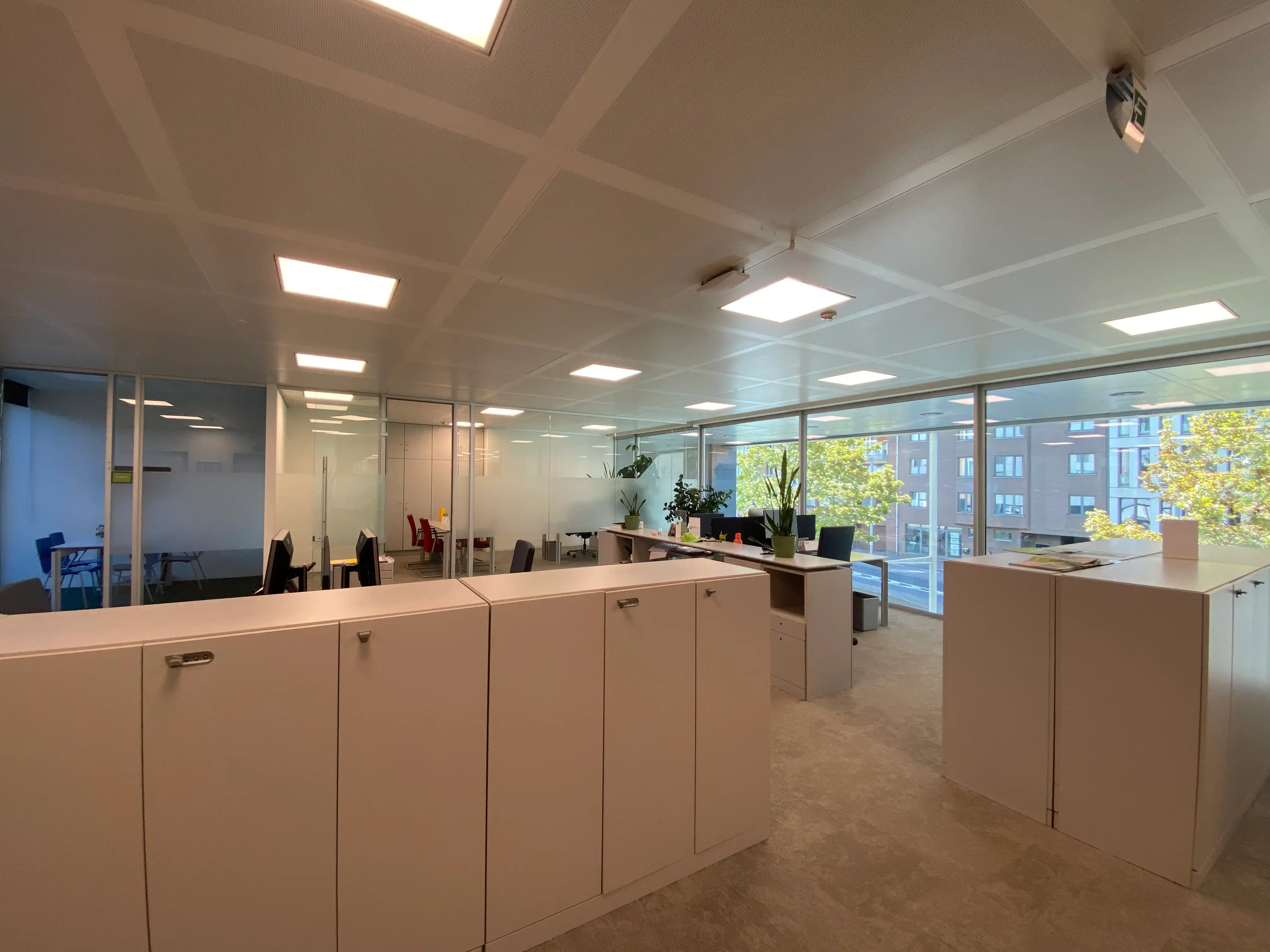 Volledig instapklaar kantoor te huur van 528 m². foto 2