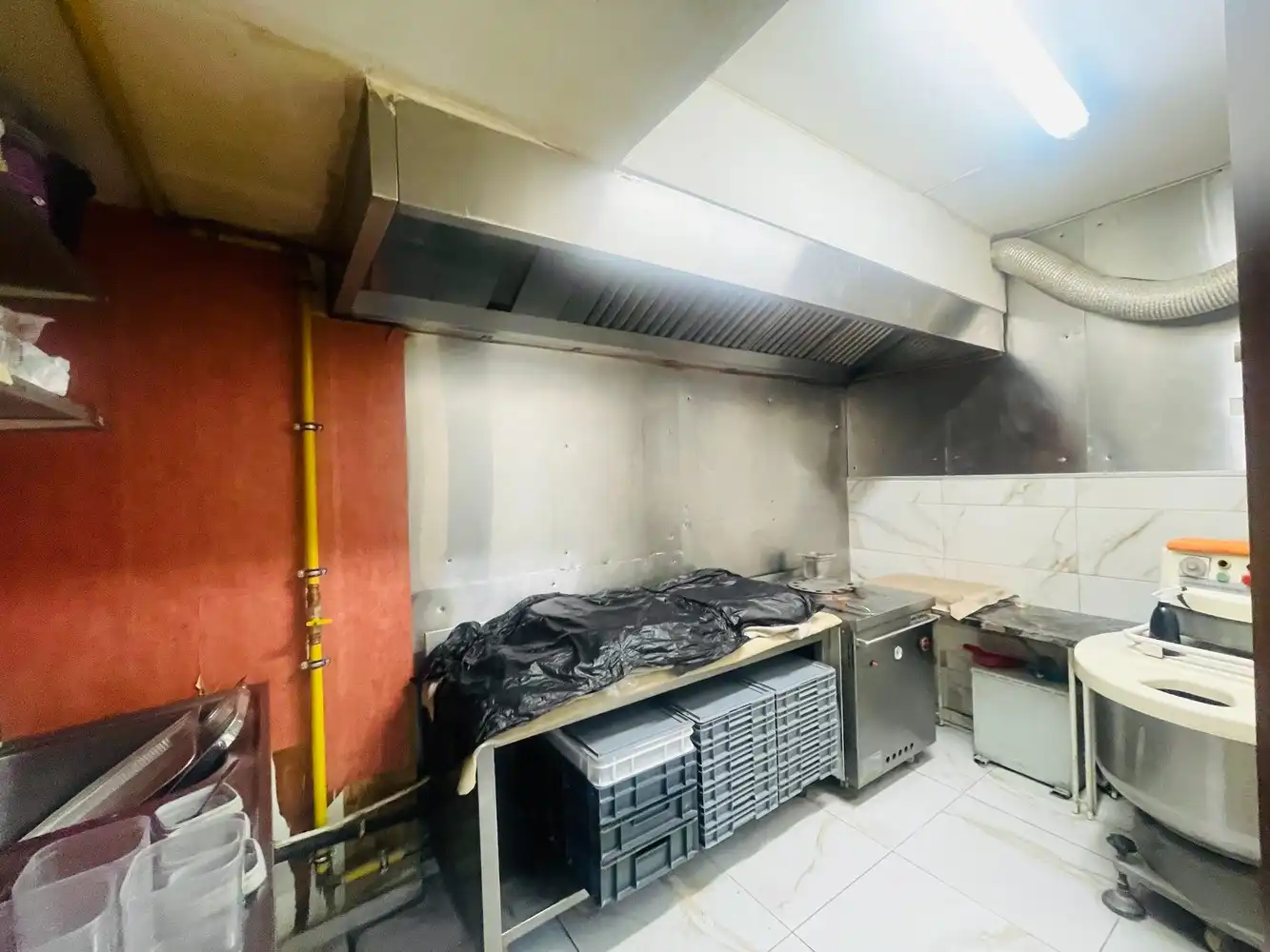 Brugge centrum  Smedenstraat  Ruim handelspand met woonst . Mooie huuropbrengst , verhuurd aan 2.200 euro per maand  6 % NETTO OPBRENGST foto 4