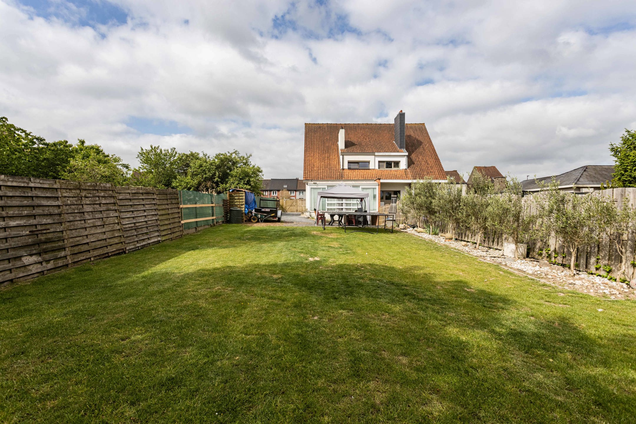 Instapklare halfopen bebouwing met tuin, oprit & garage! foto 16