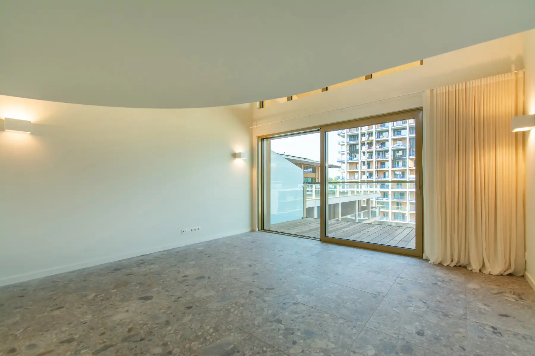 Prachtige penthouse 2 kamer appartement met groot terras foto 12