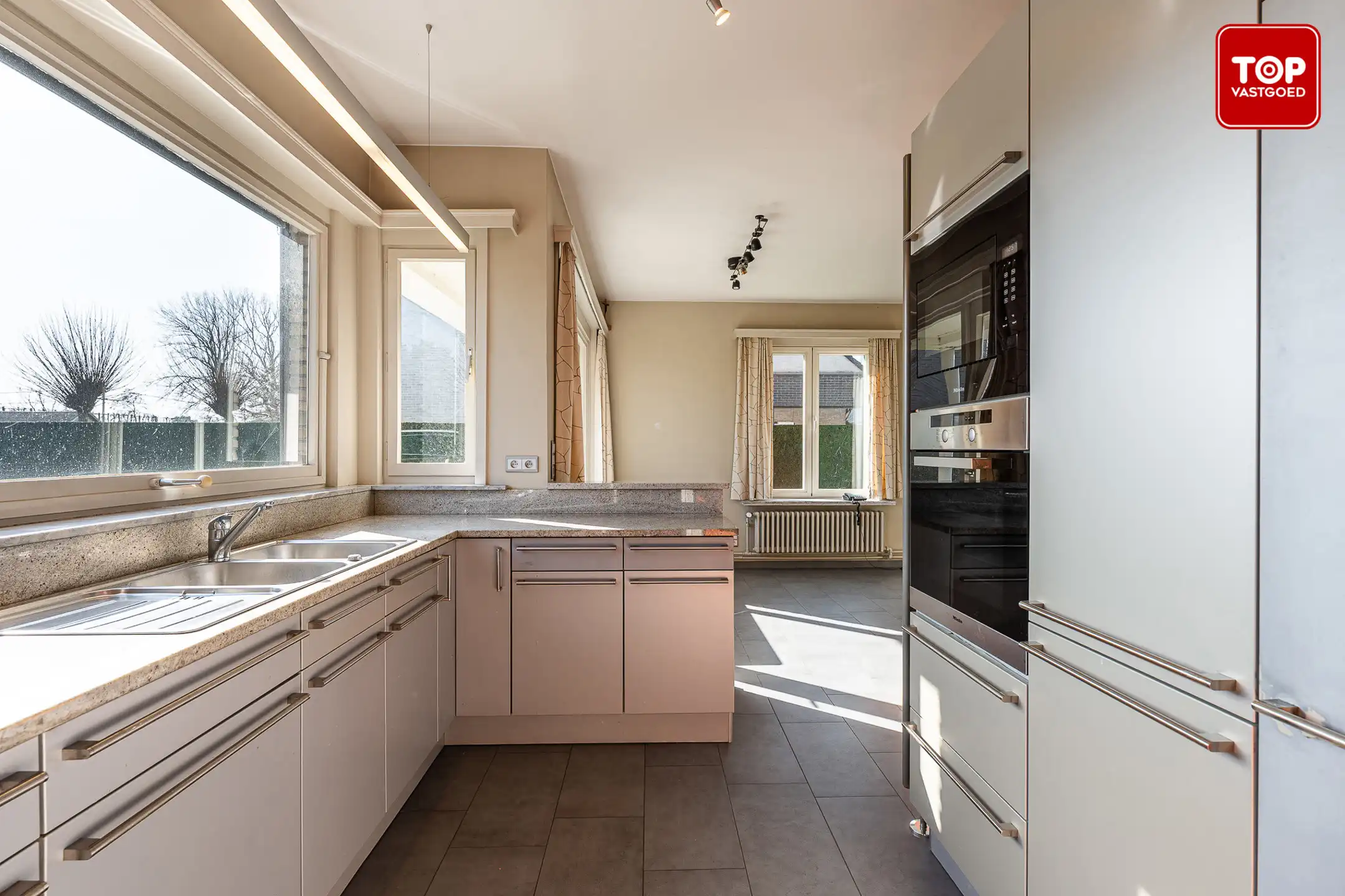 Ruime woning met uitzonderlijk potentieel op rustig gelegen perceel foto 9