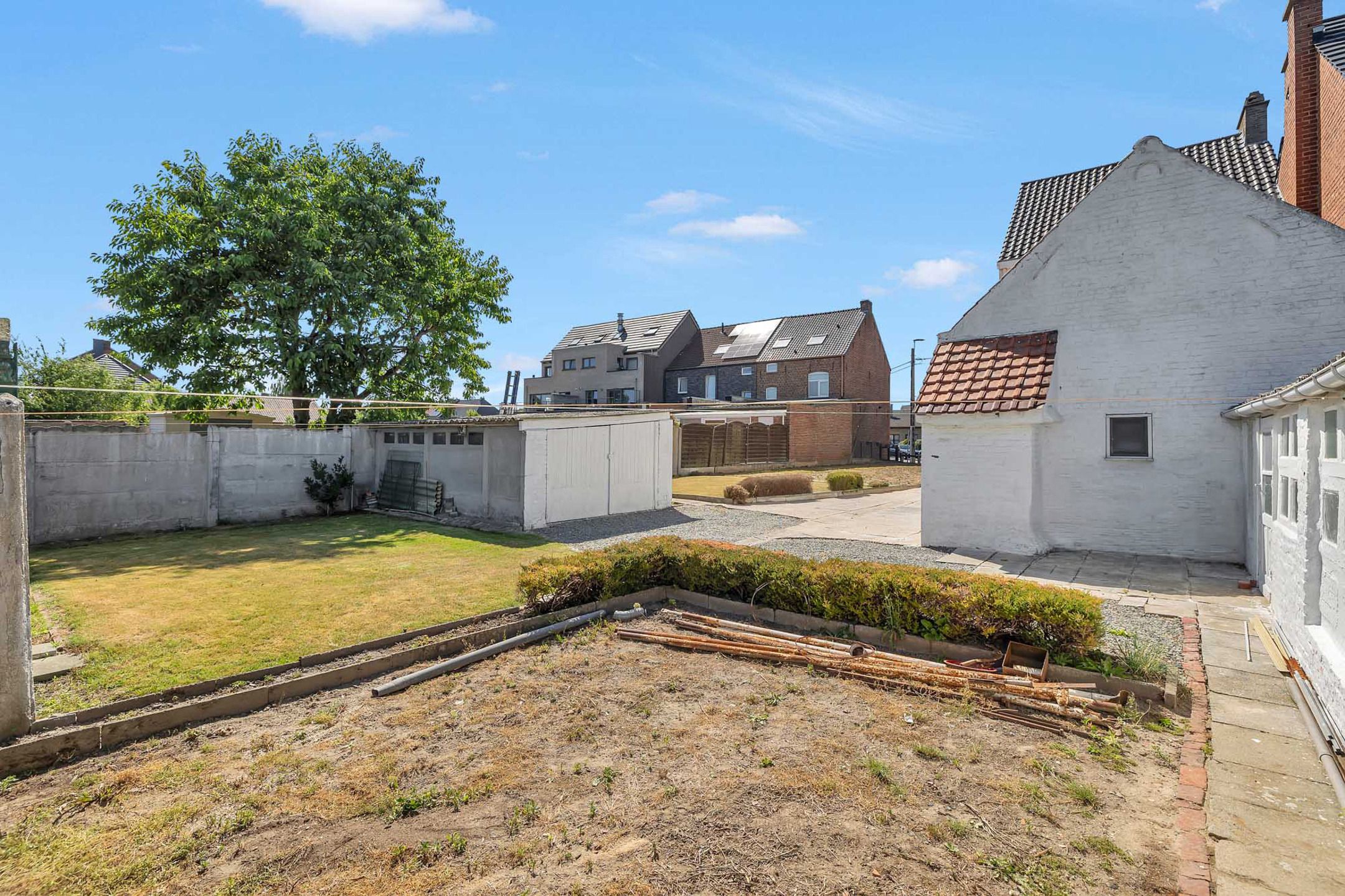 Te renoveren woning met naastliggende grond foto 17
