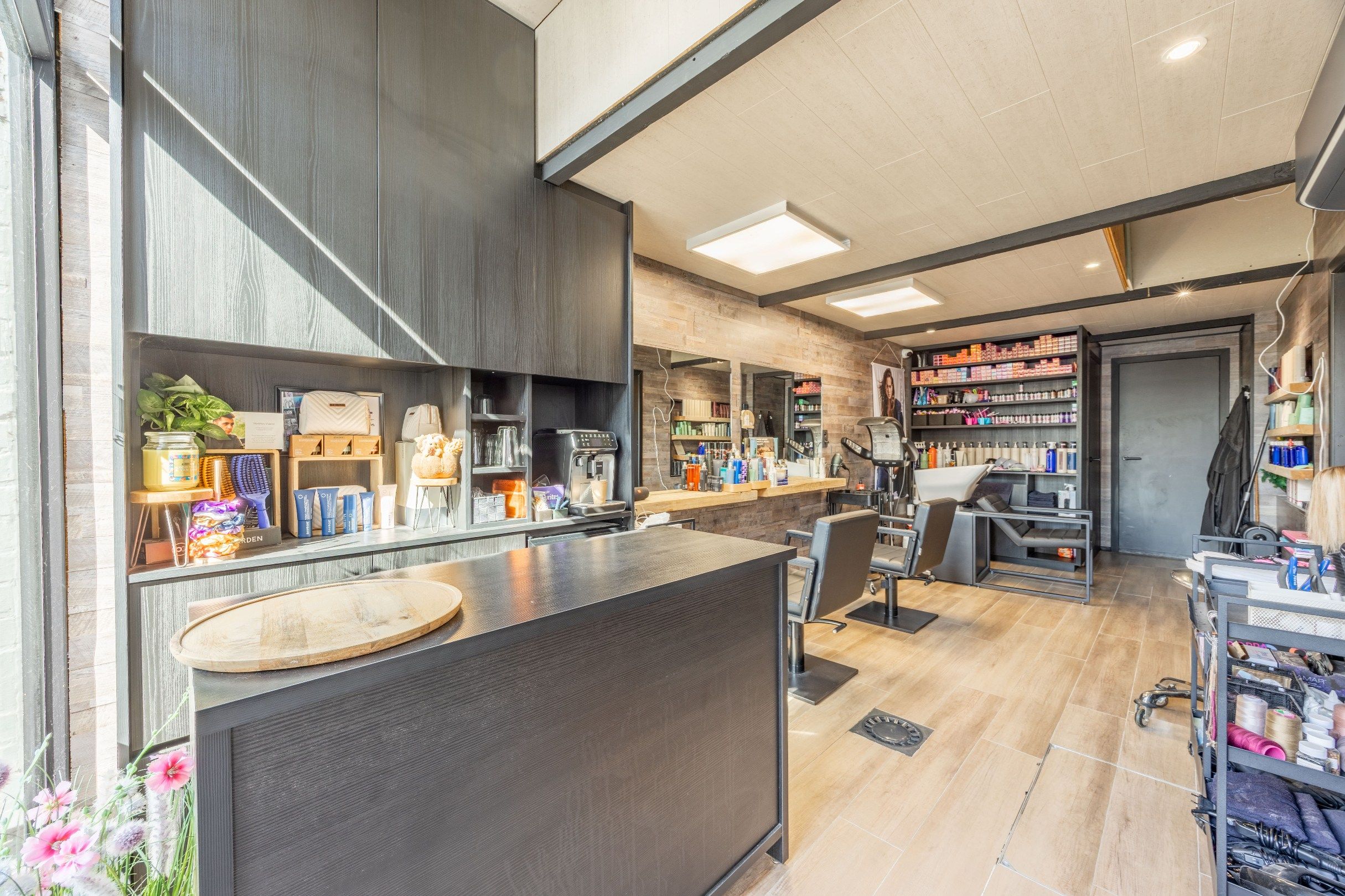 ALLEENSTAANDE GELIJKVLOERSE WONING MET MAGAZIJN EN COMMERCIELE RUIMTE foto 11
