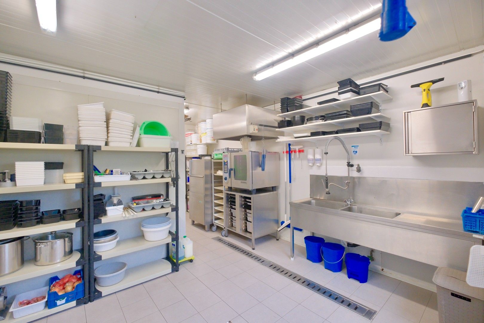 Instapklare handelswoning op toplocatie in Torhout! foto 9