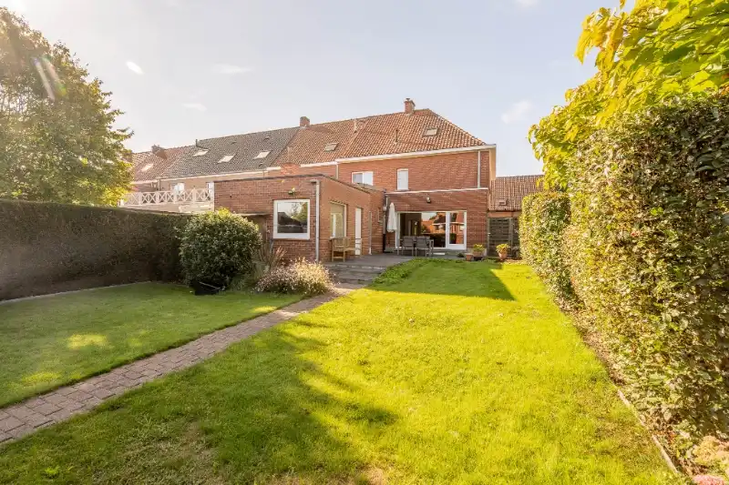 Ruime woning met tuin, 2 garages en 4 slaapkamers. foto 27