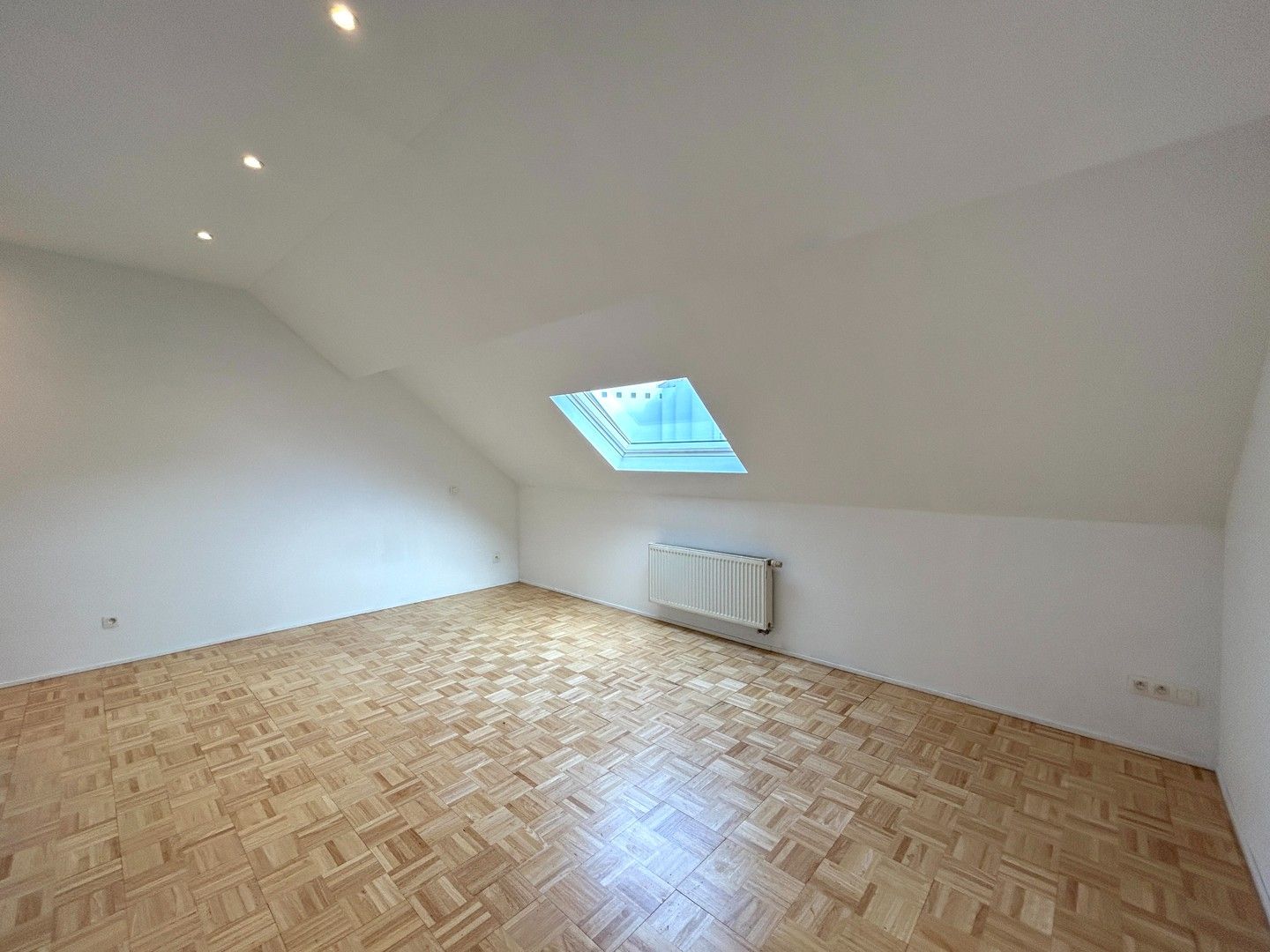 Instapklaar 2-slaapkamer appartement nabij centrum Roeselare! foto 8