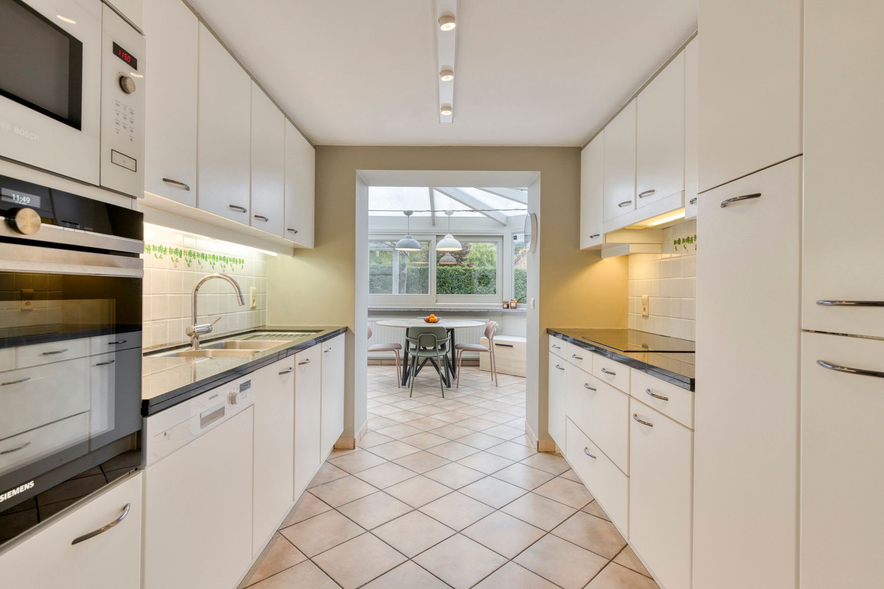 Gerenoveerde hoeve met bijgebouwen en 8 stallen. foto 14