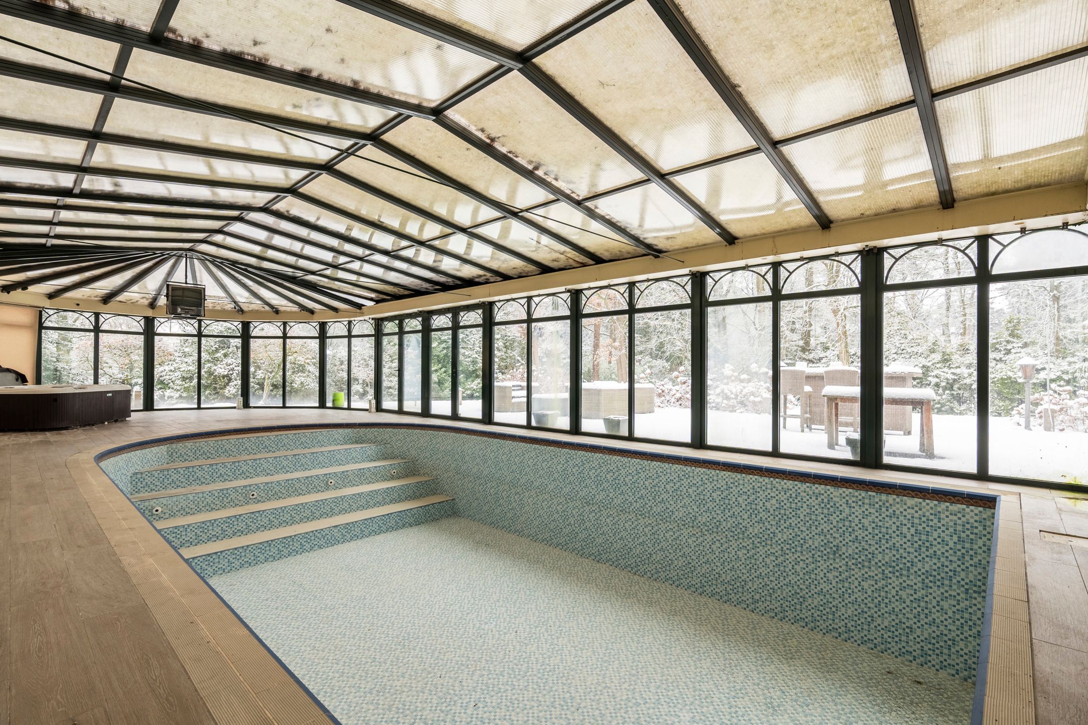 Villa met binnenzwembad en conciërgerie op riant perceel foto 10