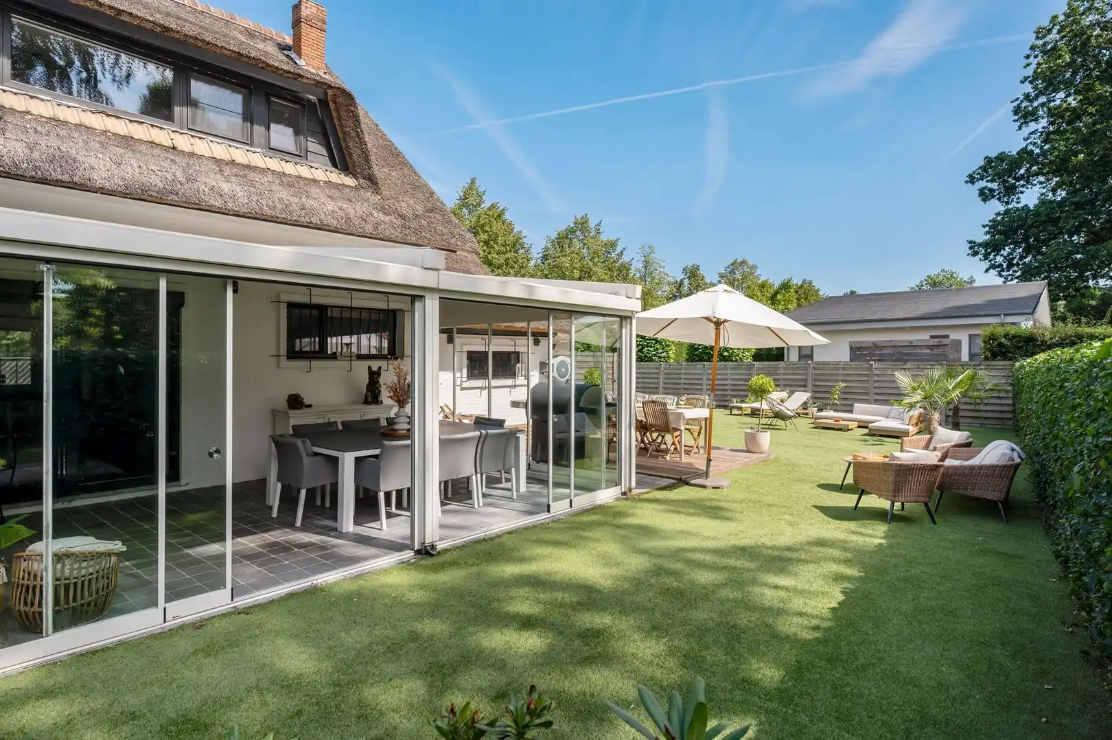 Instapklare halfopen villa met rieten dak, verwarmd zwembad en eigen wellness foto 5