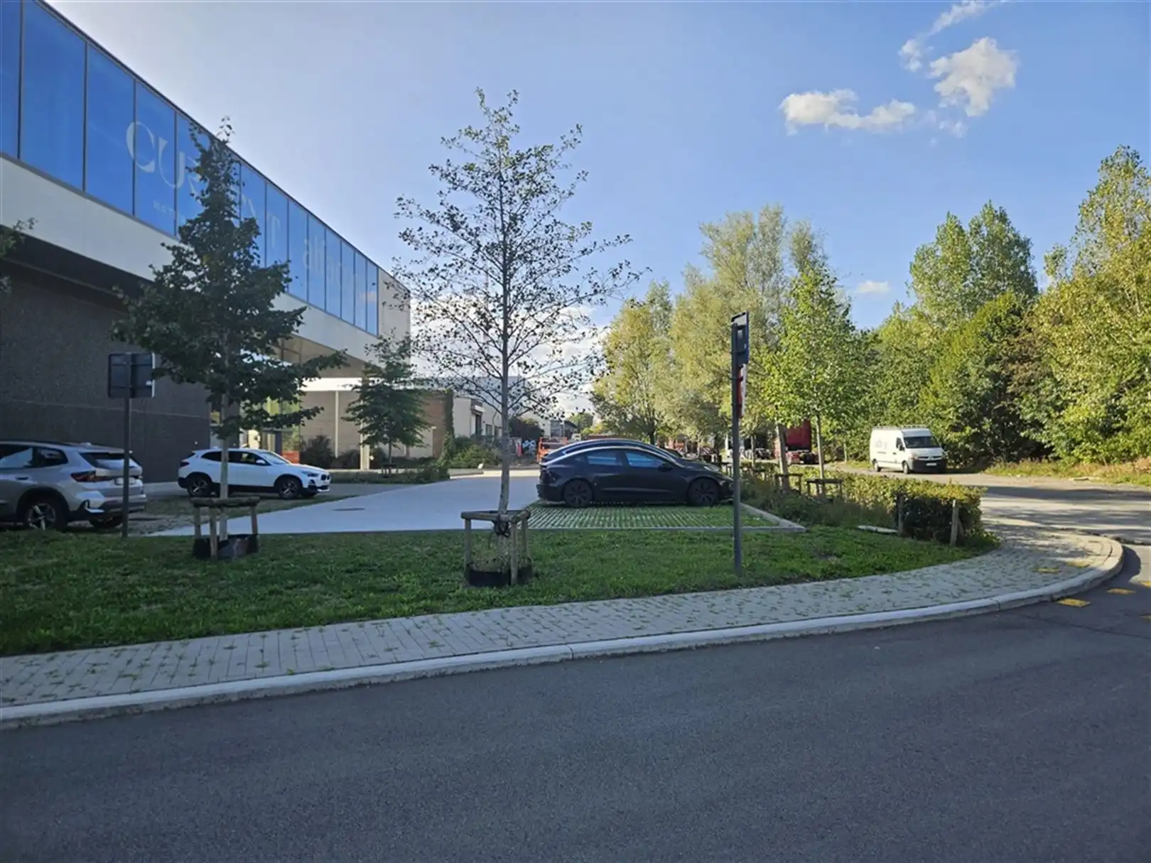 Magazijn met ingerichte kantoren foto 2