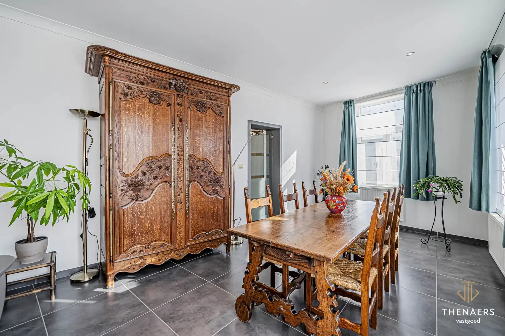 Karaktervolle en uitzonderlijk ruime woning met 5 slpks op&nbsp;een perceel van 36a 60ca. foto 7