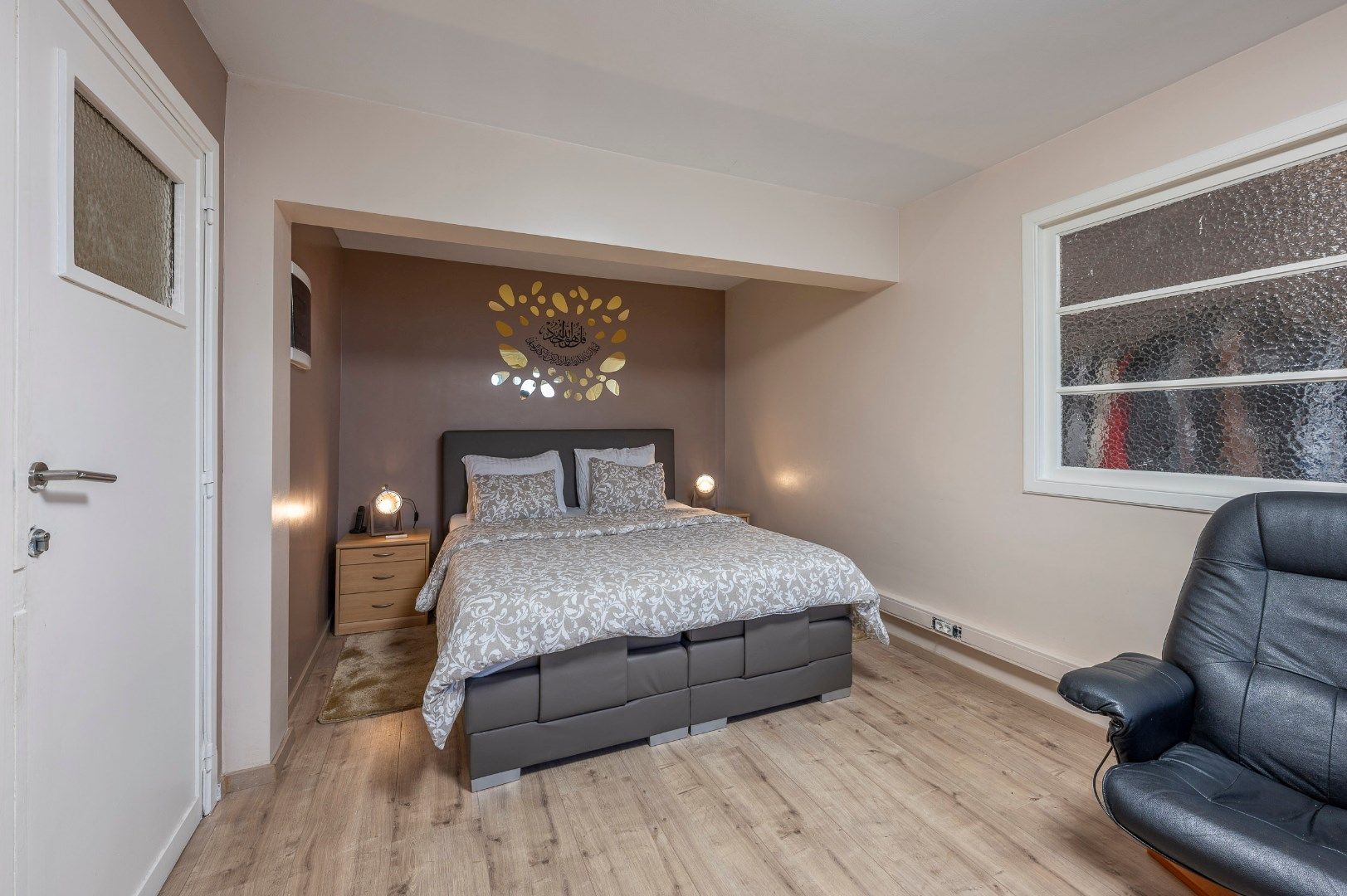 Ruim atelier (340m²) met woonst! foto 16