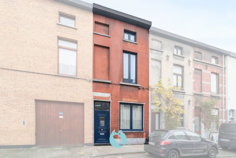 Hoofdfoto van de publicatie: Woning met 4 à 5 slaapkamers en koer