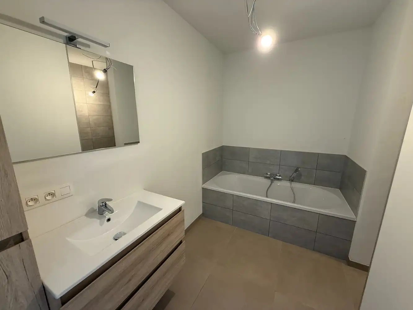 Ruim nieuwbouwappartement met 2 slaapkamers én parkeerplaats! foto 9