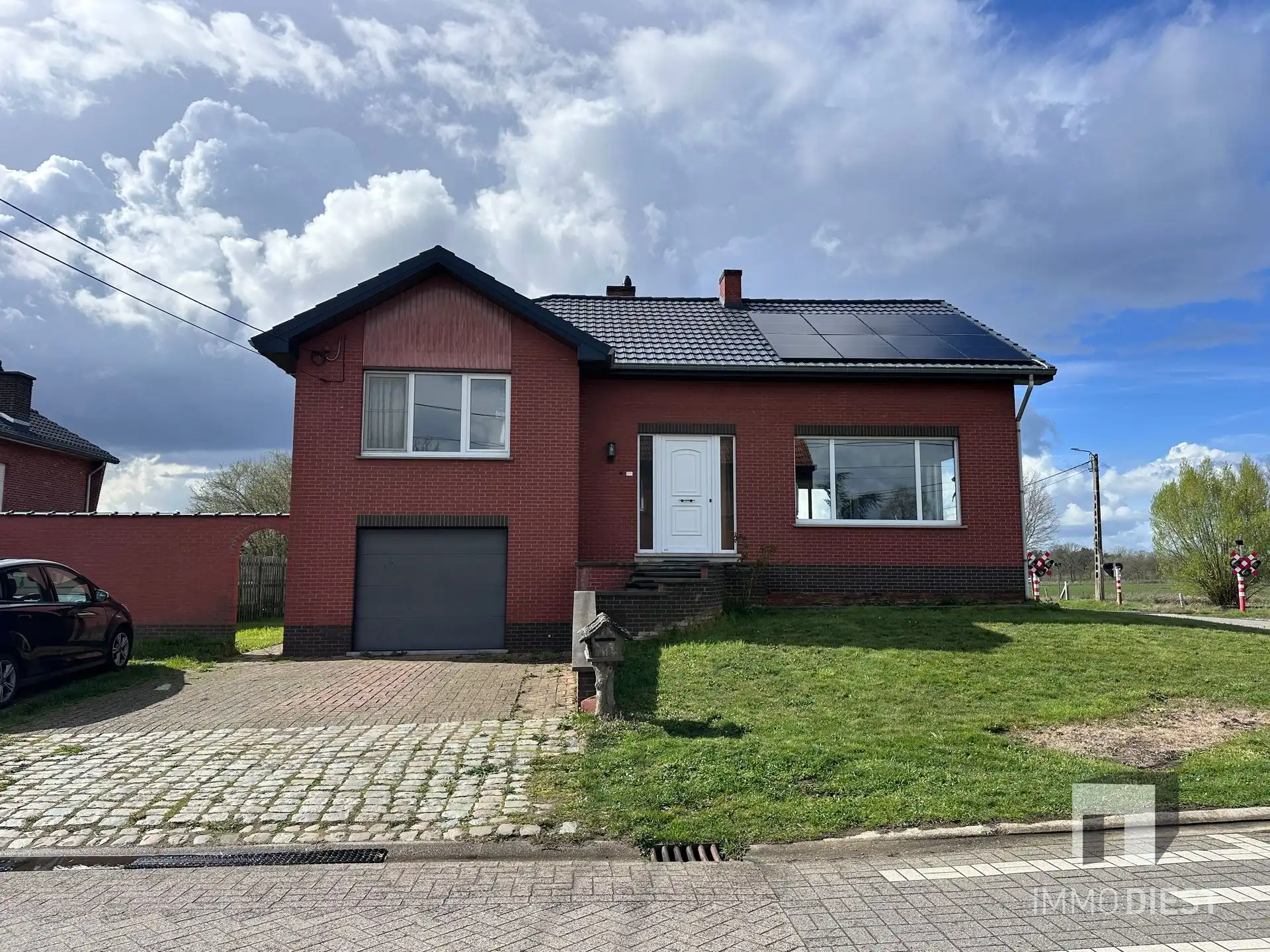 Woning met 3 slaapkamers, garage en zonnepanelen foto 2