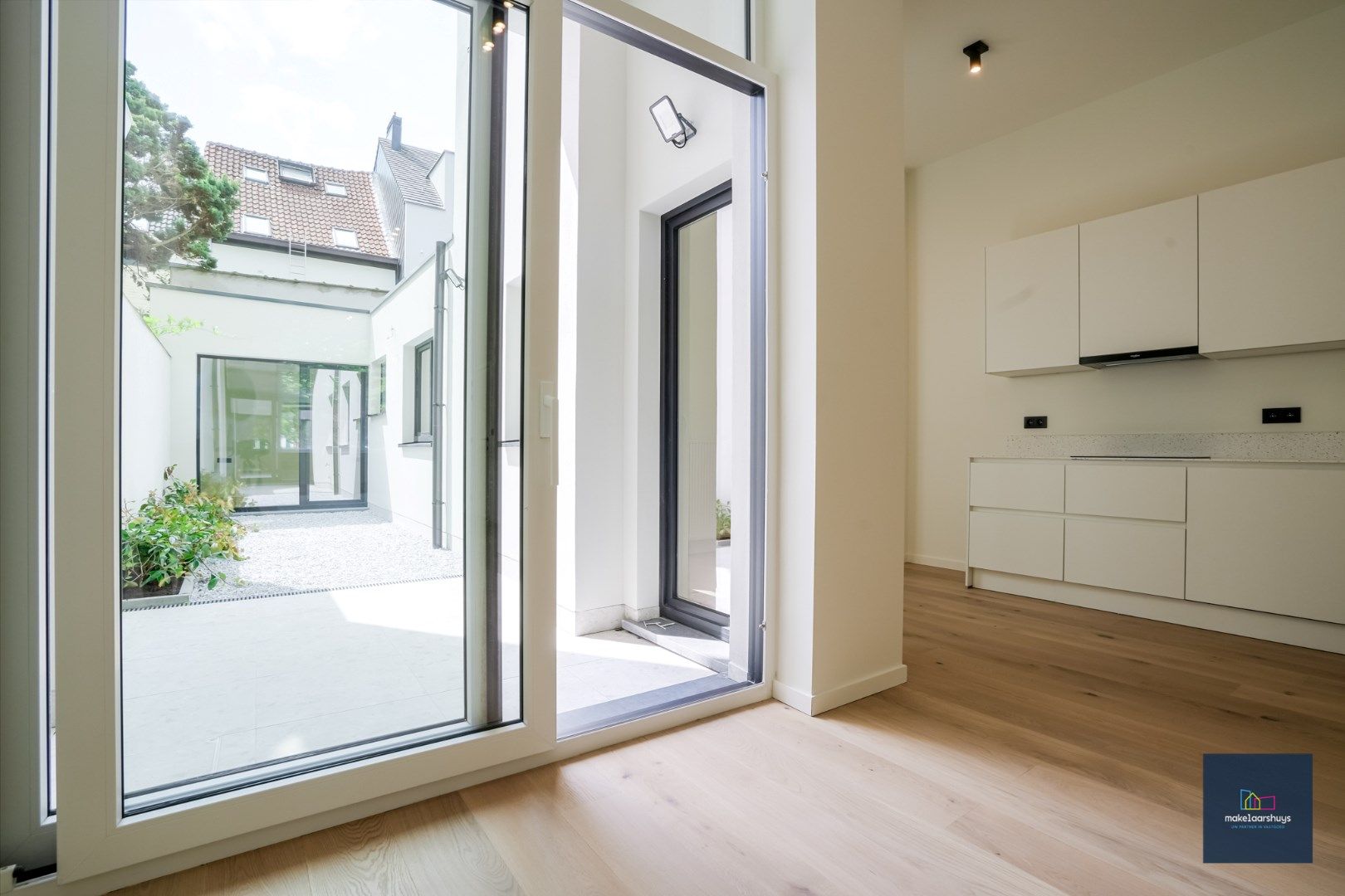 Nieuw 2 slaapkamerappartement  met praktijkmogelijkheden  foto {{pictureIndex}}