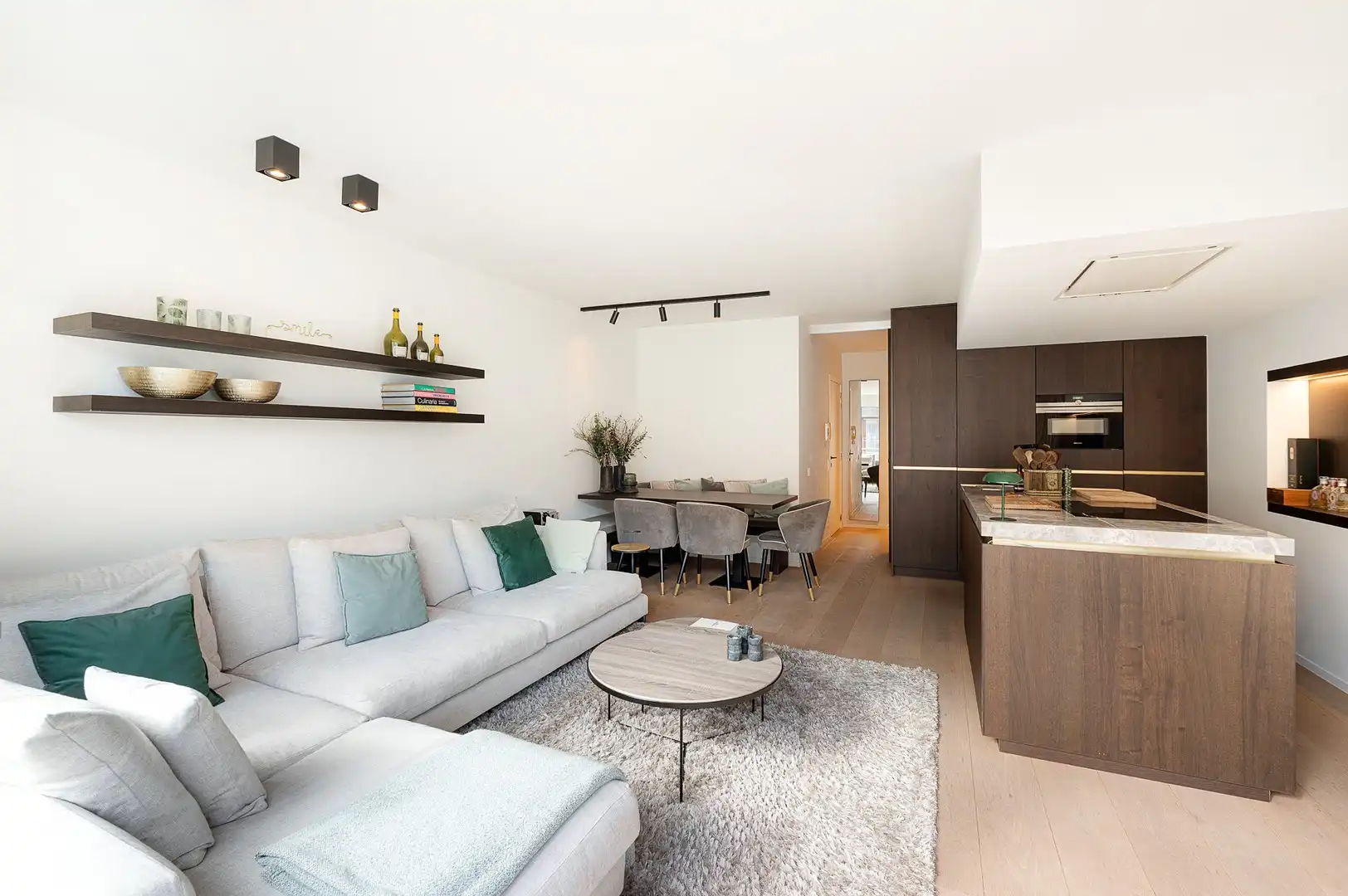 Luxueus gerenoveerd 3-slaapkamerappartement nabij zee. foto 13