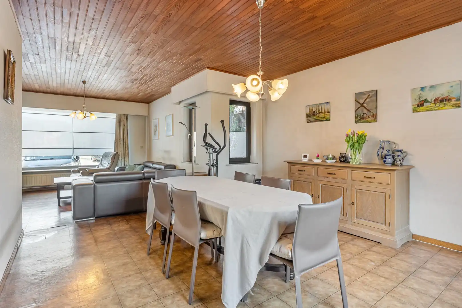 Droomt u van een woning te koop met ruimte, een groot perceel en heel wat mogelijkheden? Dan is deze halfopen bebouwing op een perceel van 10 are 14 absoluut het ontdekken waard 🏡. foto 6