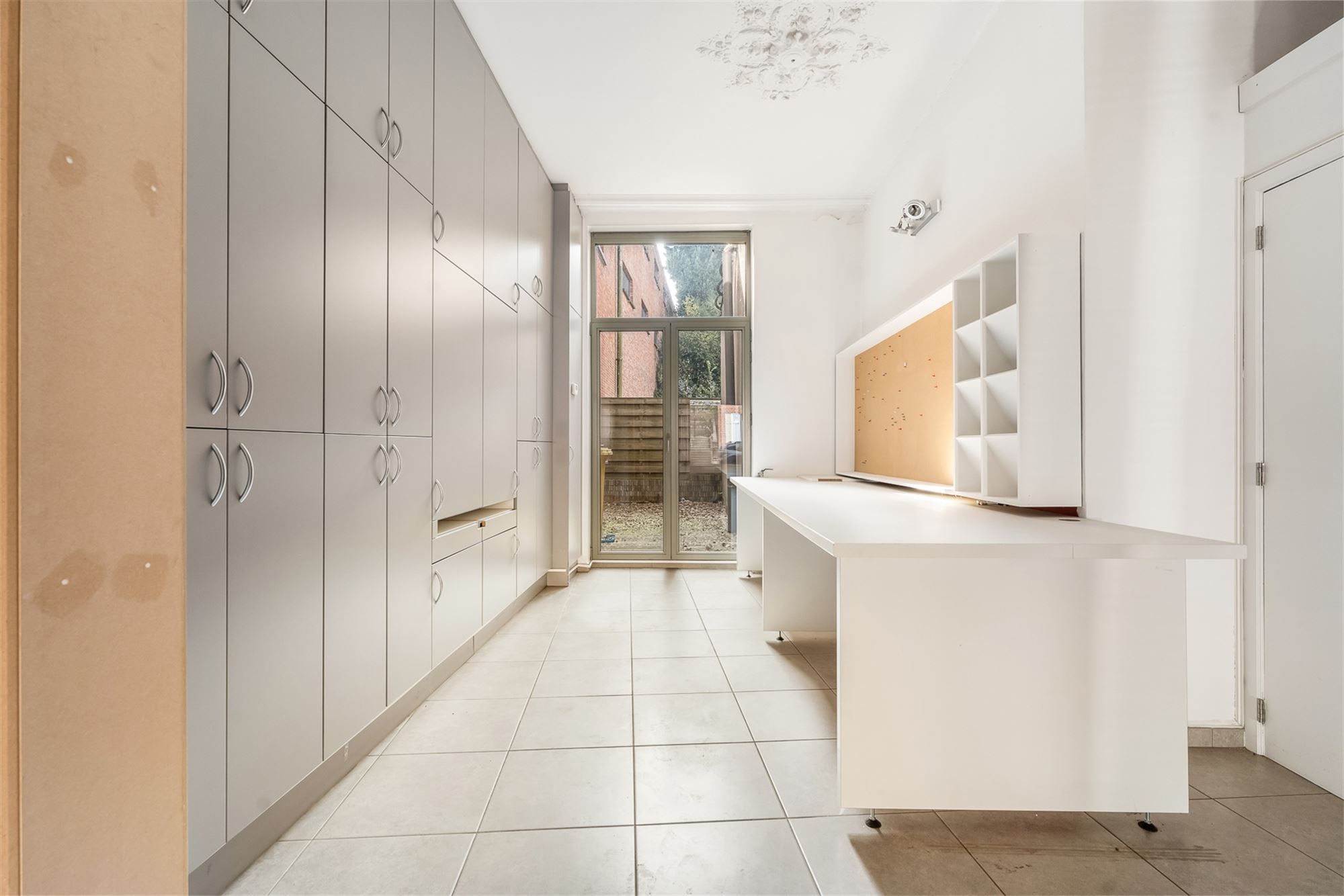 HANDELSPAND 111M2 MET WOONST 199M2 OP PERFECTE LOCATIE MET ENORME VISIBILITEIT! foto 2