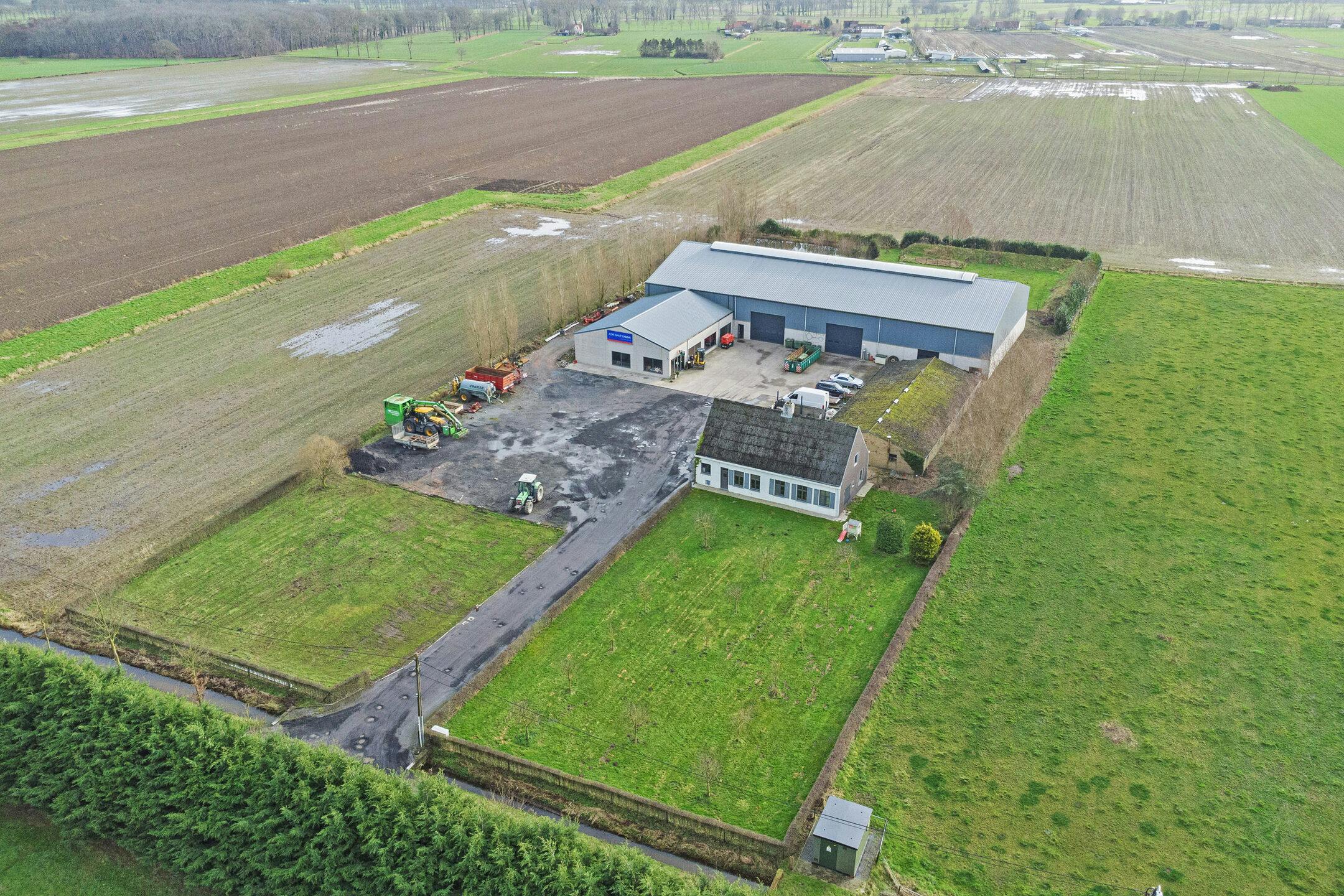 Loods met woonst (zonder functiewijziging) te Moerkerke. foto {{pictureIndex}}