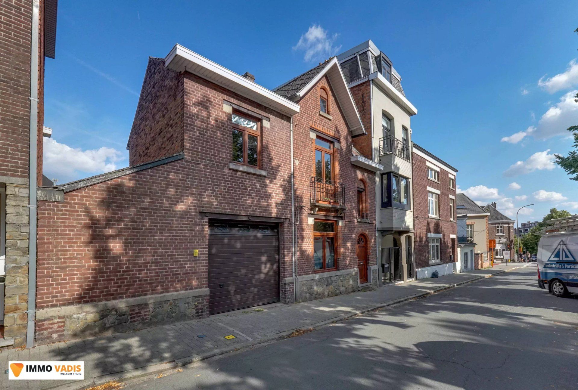 Stadswoning met inpandige garage in centrum foto {{pictureIndex}}