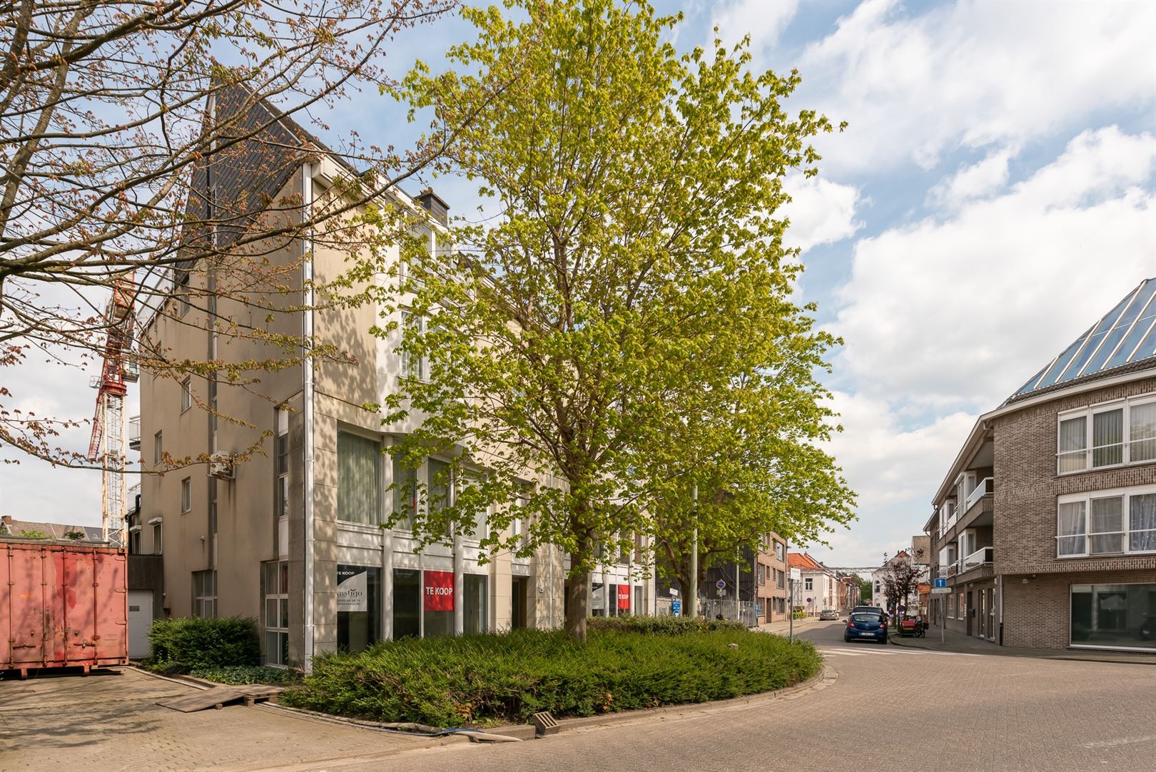 Praktijk-/ kantoorruimte met vitrine over ganse voorgevel.  foto 12