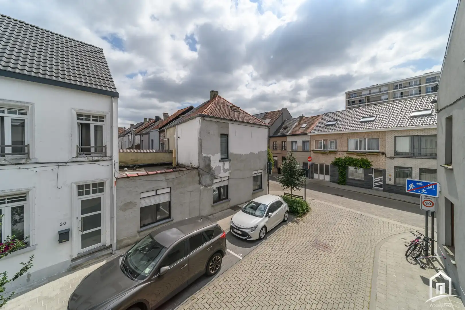 Centraal gelegen, licht op te frissen hoekwoning foto 14