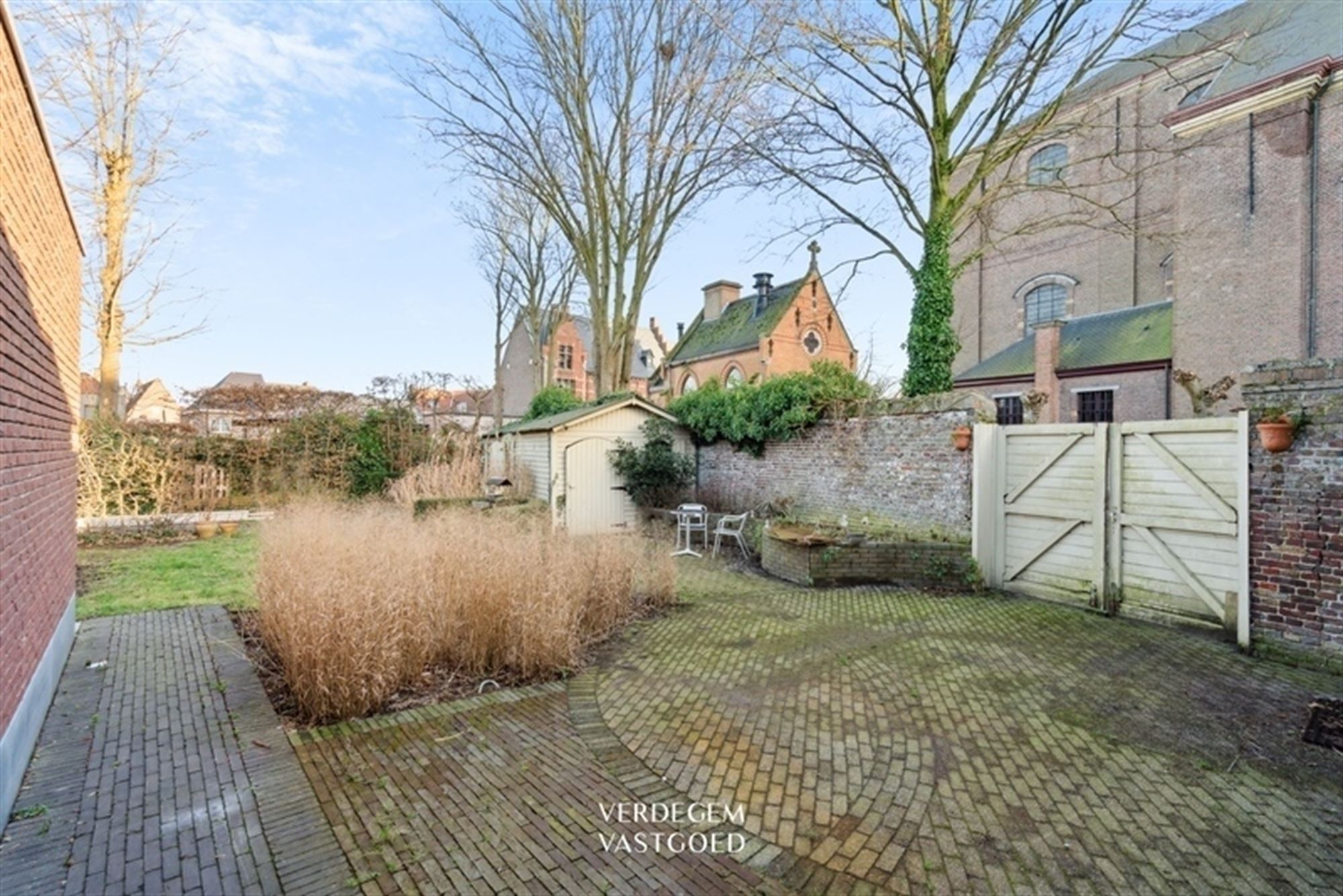 Centraal gelegen pand met praktijkruimte, kantoor of winkel van 225m² + appartement + tuin met studio foto 31