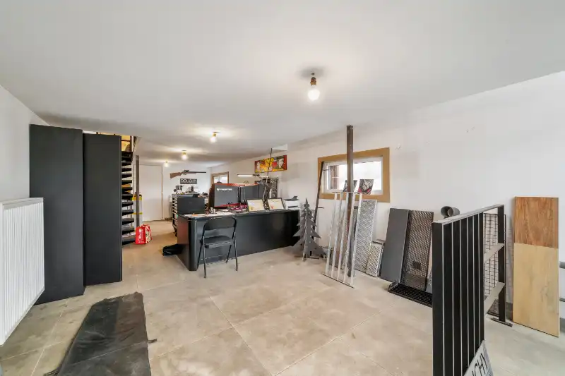 Oostnieuwkerke. Bedrijfsgebouw van 965m2 met overkapping, recente kantoren, parking en koer... Gelegen in een ambachtelijke zone op een perceel van +/- 3465m2. foto 9