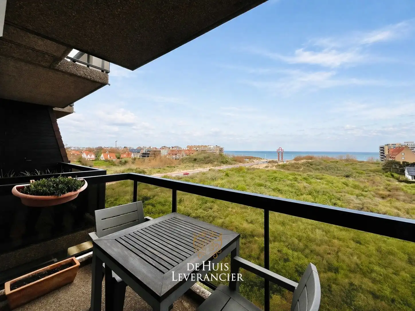 Zonnig en instapklaar appartement op topligging met zeezicht in Koksijde foto {{pictureIndex}}