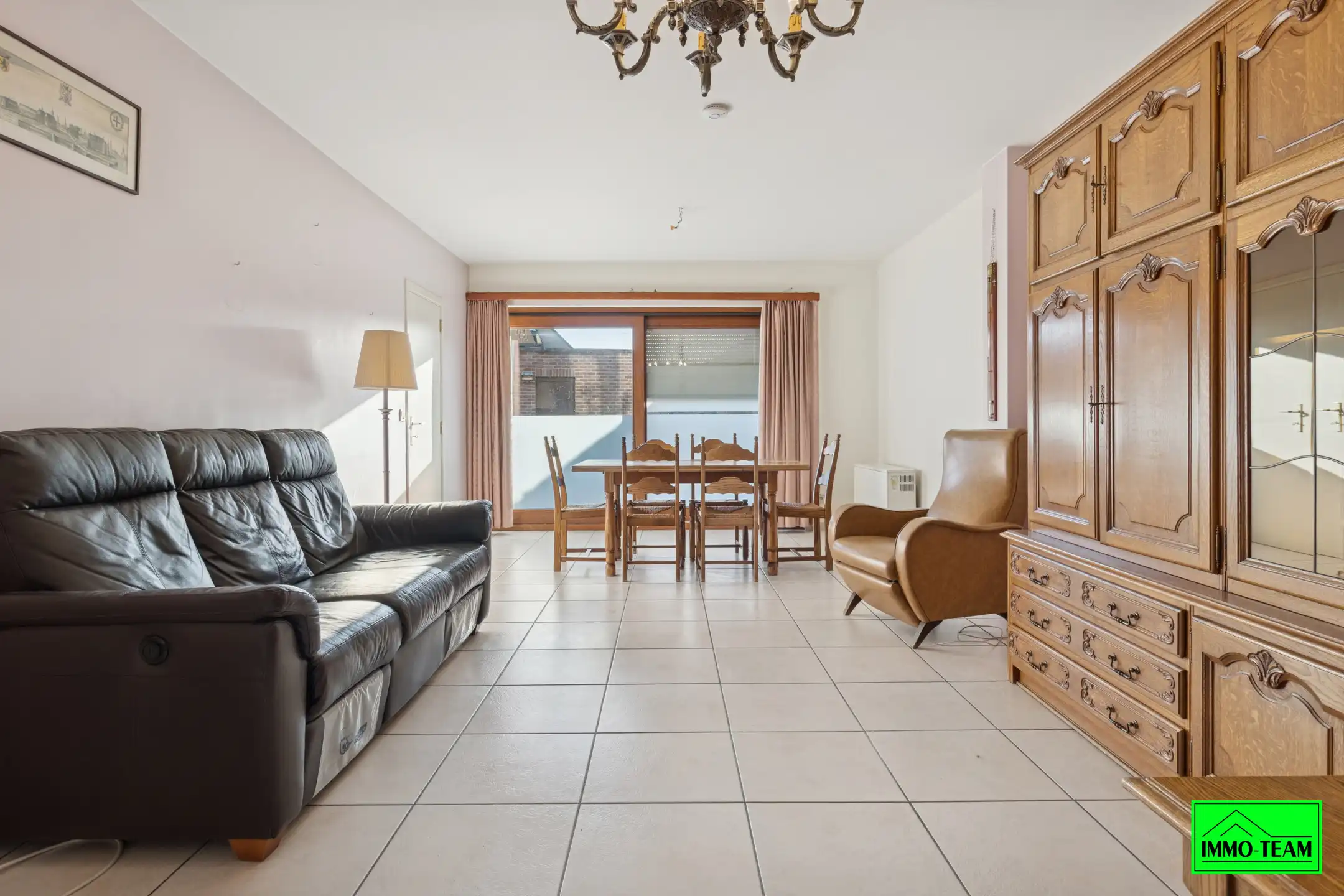 Ruim gelijkvloers appartement met garage foto 2