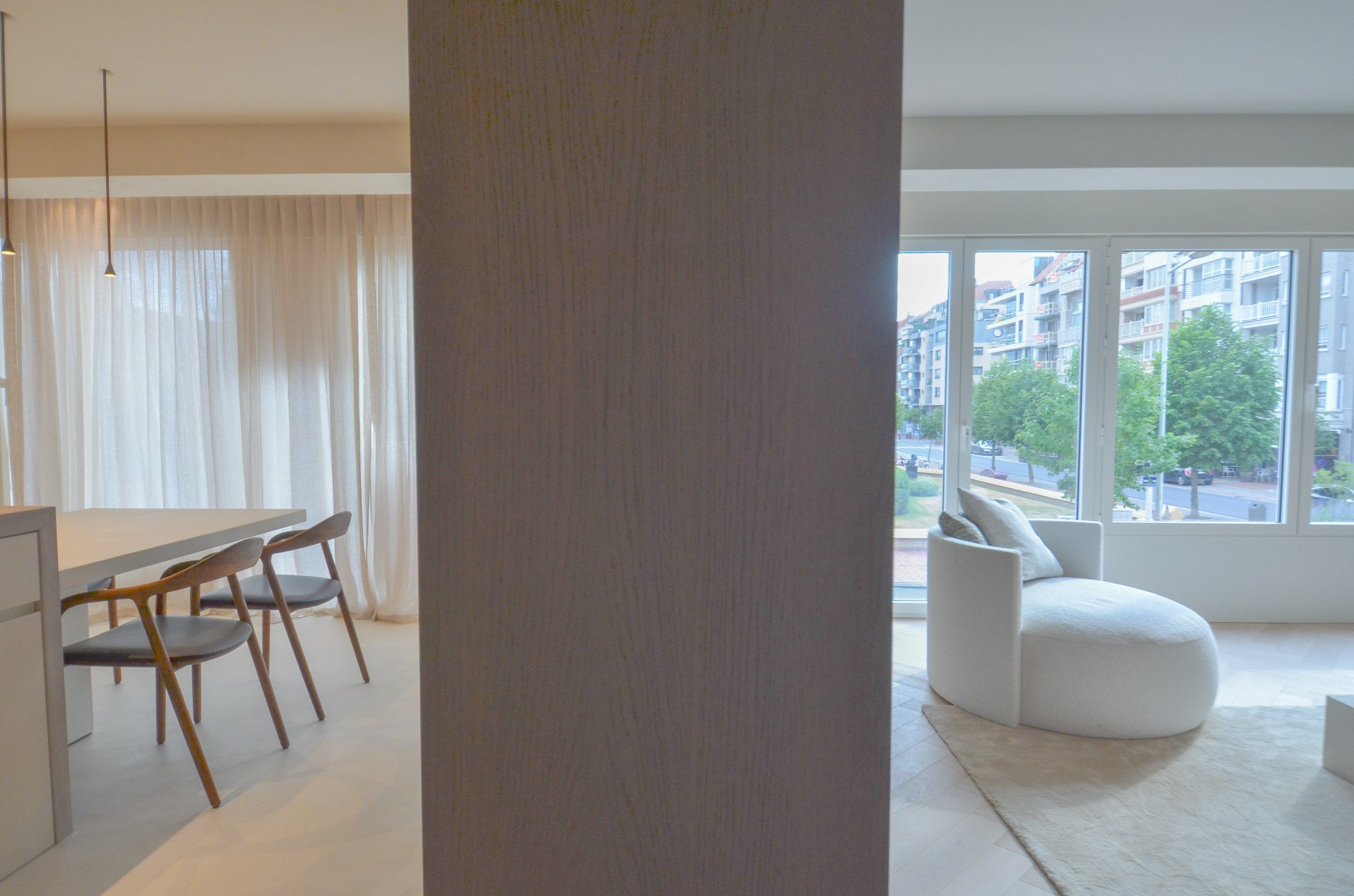 Uitzonderlijk ,tijdloos volledig gerenoveerd appartement met een open zicht . foto 5