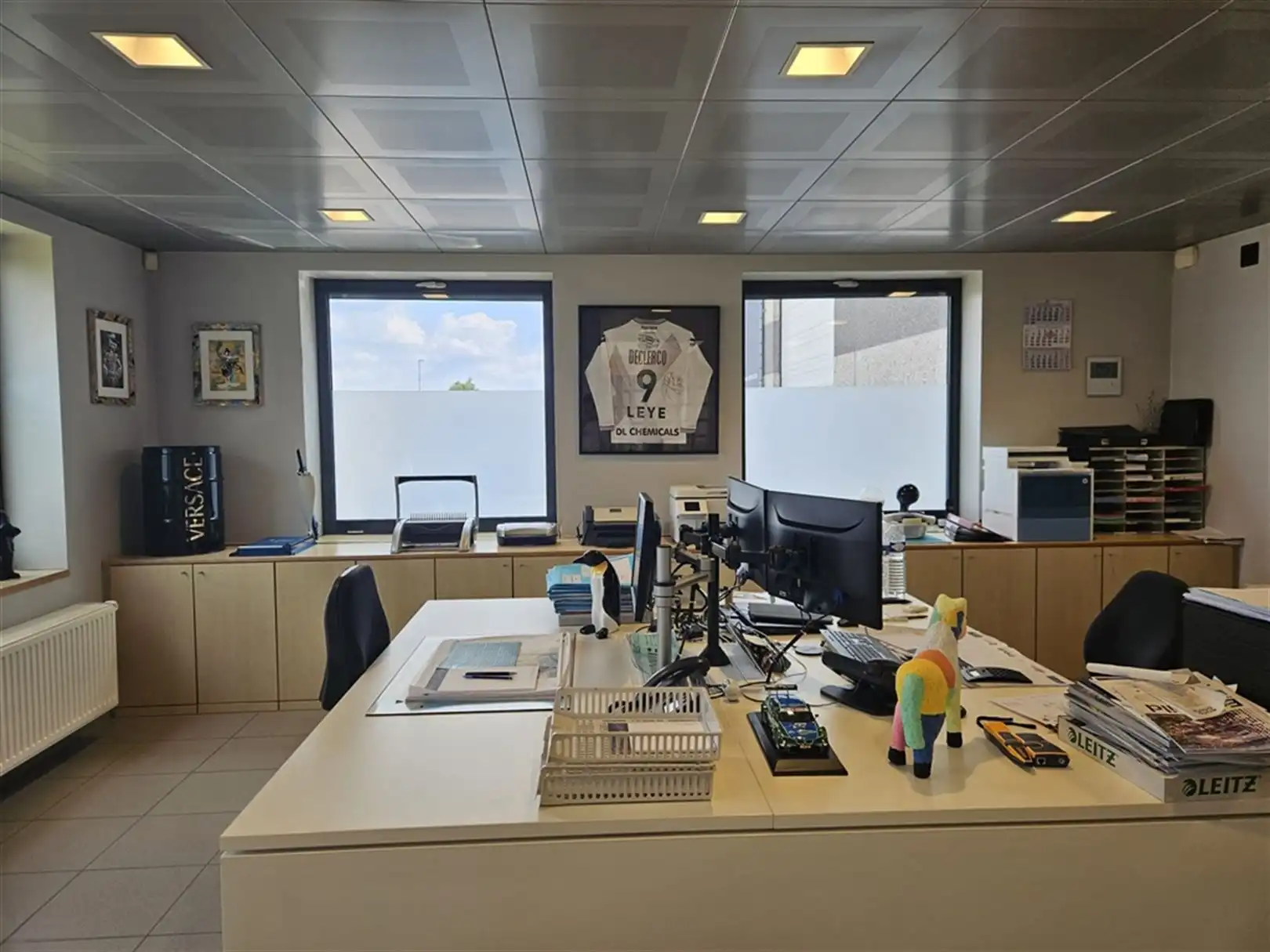 Bedrijfsgebouw met ruime parking te Waregem foto 16