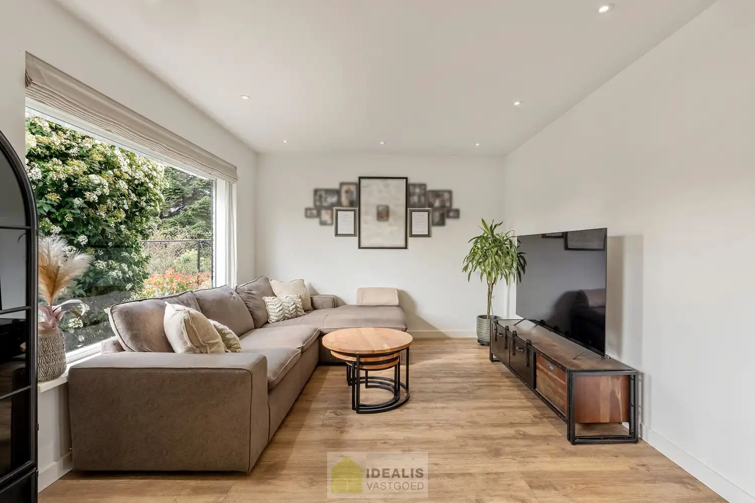 Recent gerenoveerde en perfect onderhouden eengezinswoning met lichtrijke leefruimte, praktisch uitgeruste keuken, 3 slaapkamers, knappe badkamer en knap bijgebouw! foto 11