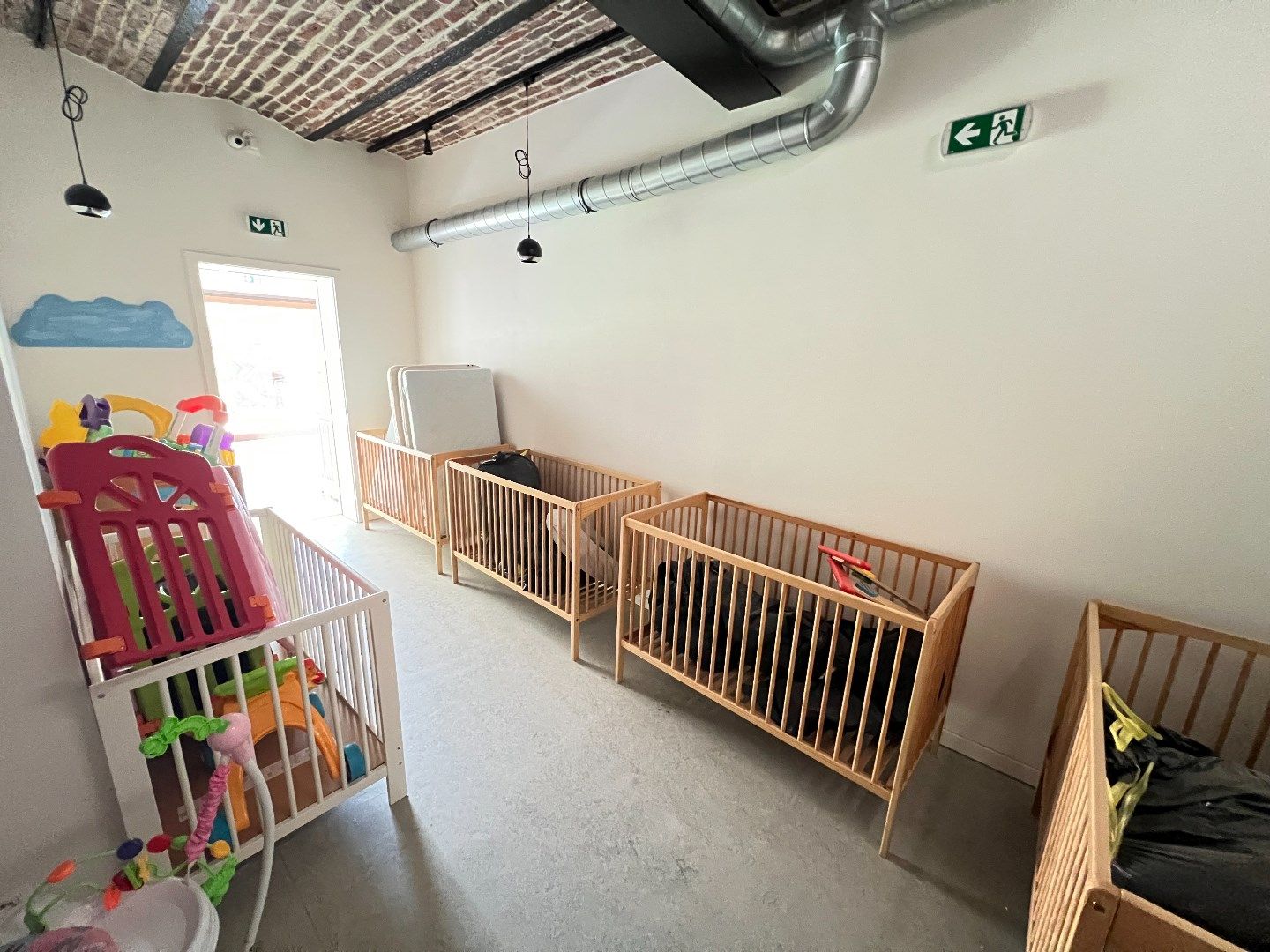 Goed gelegen recente en energiezuinige handelsruimte/kantoorruimte (voorheen kindercrèche) foto 6