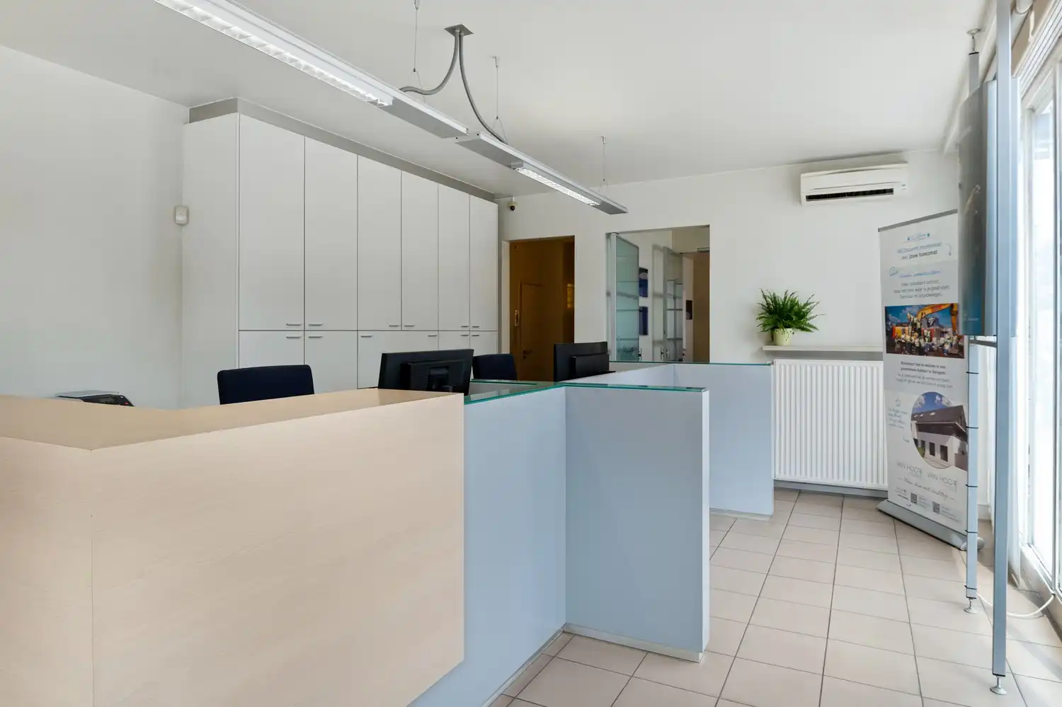 Lichtrijk handelsgelijkvloers met 3 kantoorruimtes op een toplocatie in Oelegem! foto 12
