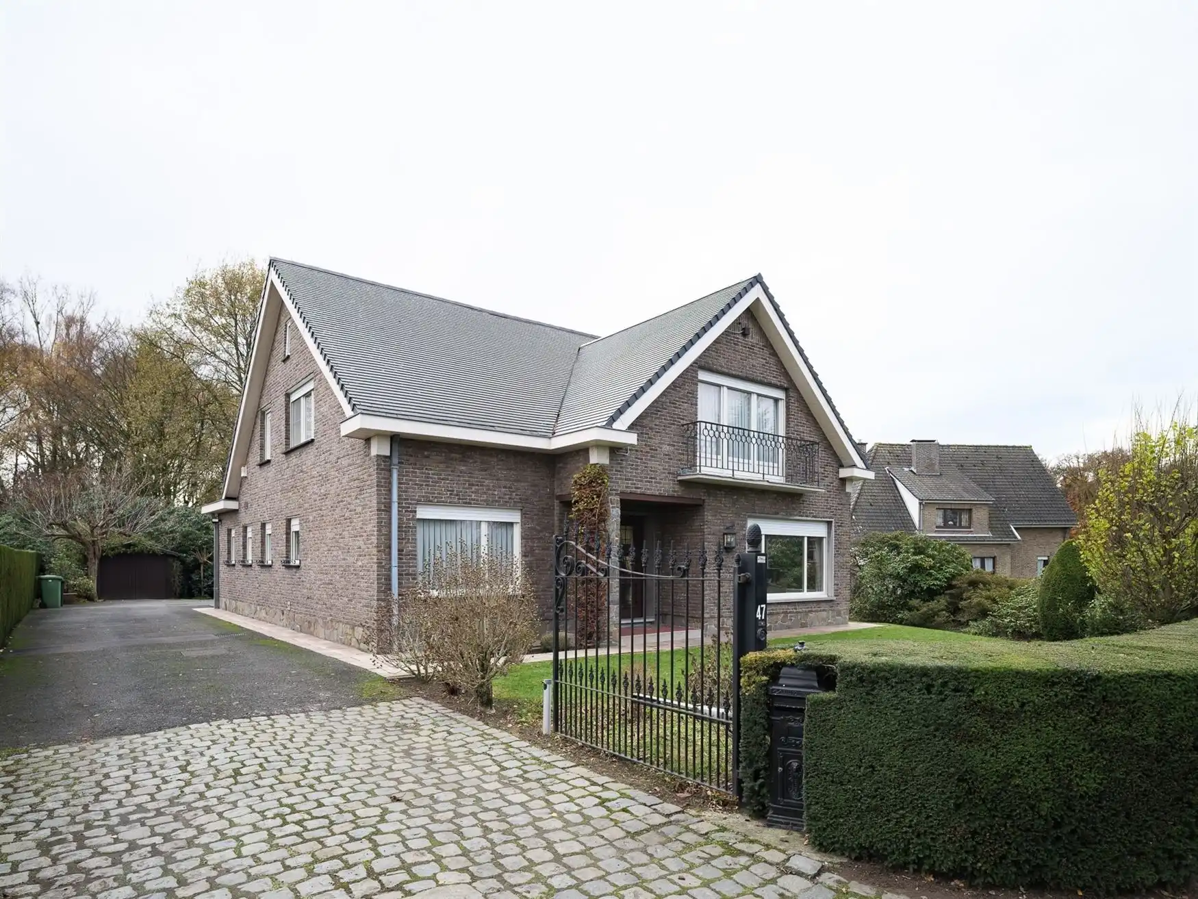 Ruime gezinswoning met vier slaapkamers en tuin in Drongen. foto 2