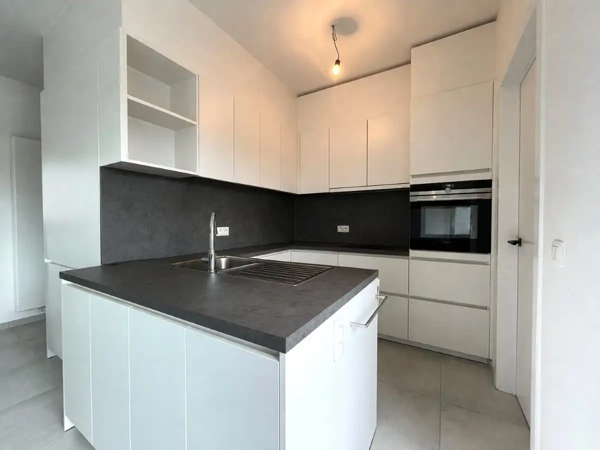 Moorslede – Instapklaar en lichtrijk dakappartement langs de Stroroute foto 6