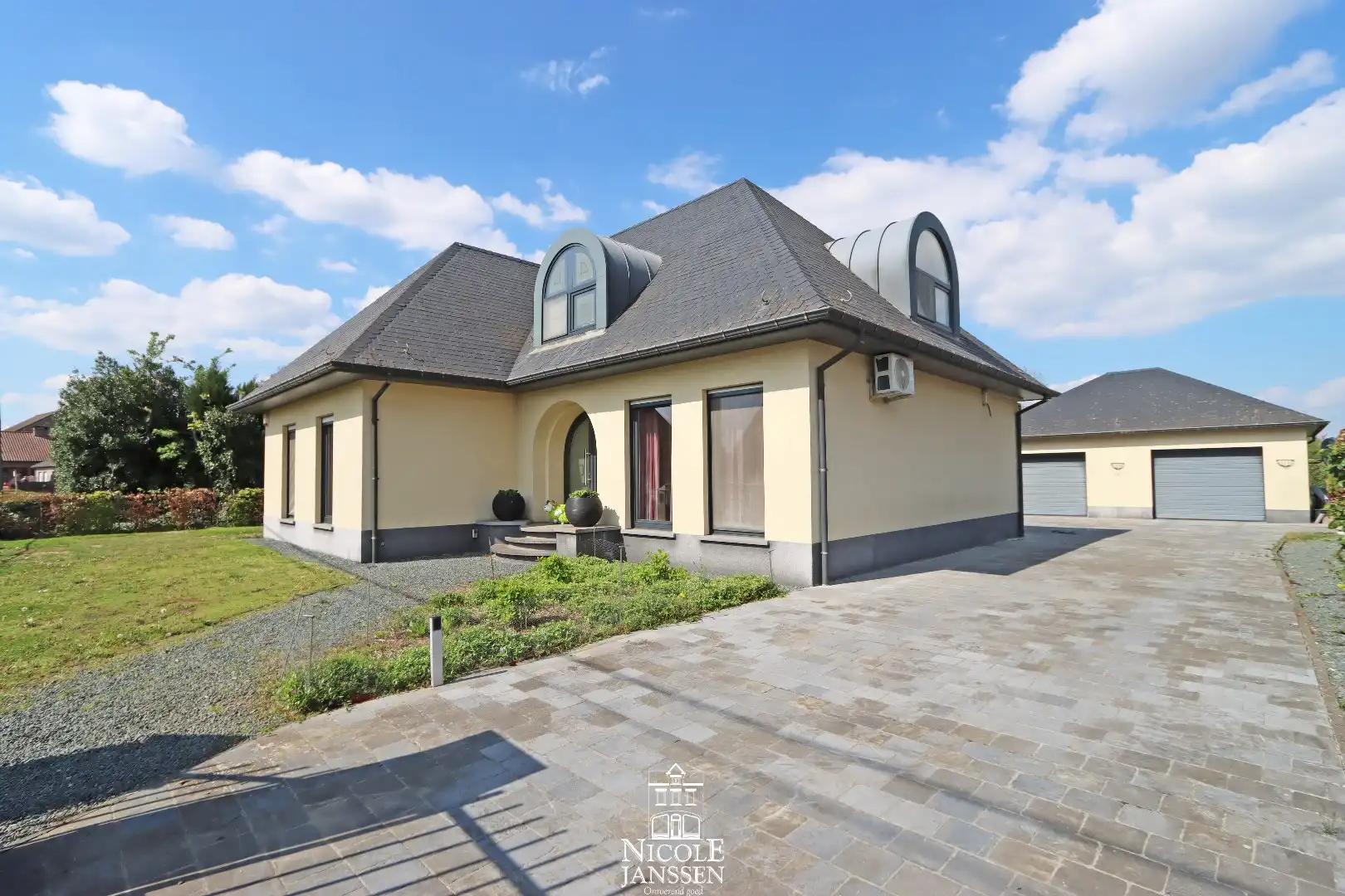 Vrijstaande ruime woning met dubbele garage en grote tuin met zwembad foto {{pictureIndex}}