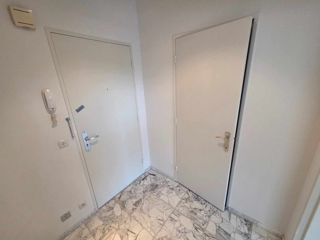 Charmante en recent gerenoveerde studio met slaaphoek en terras. foto 8