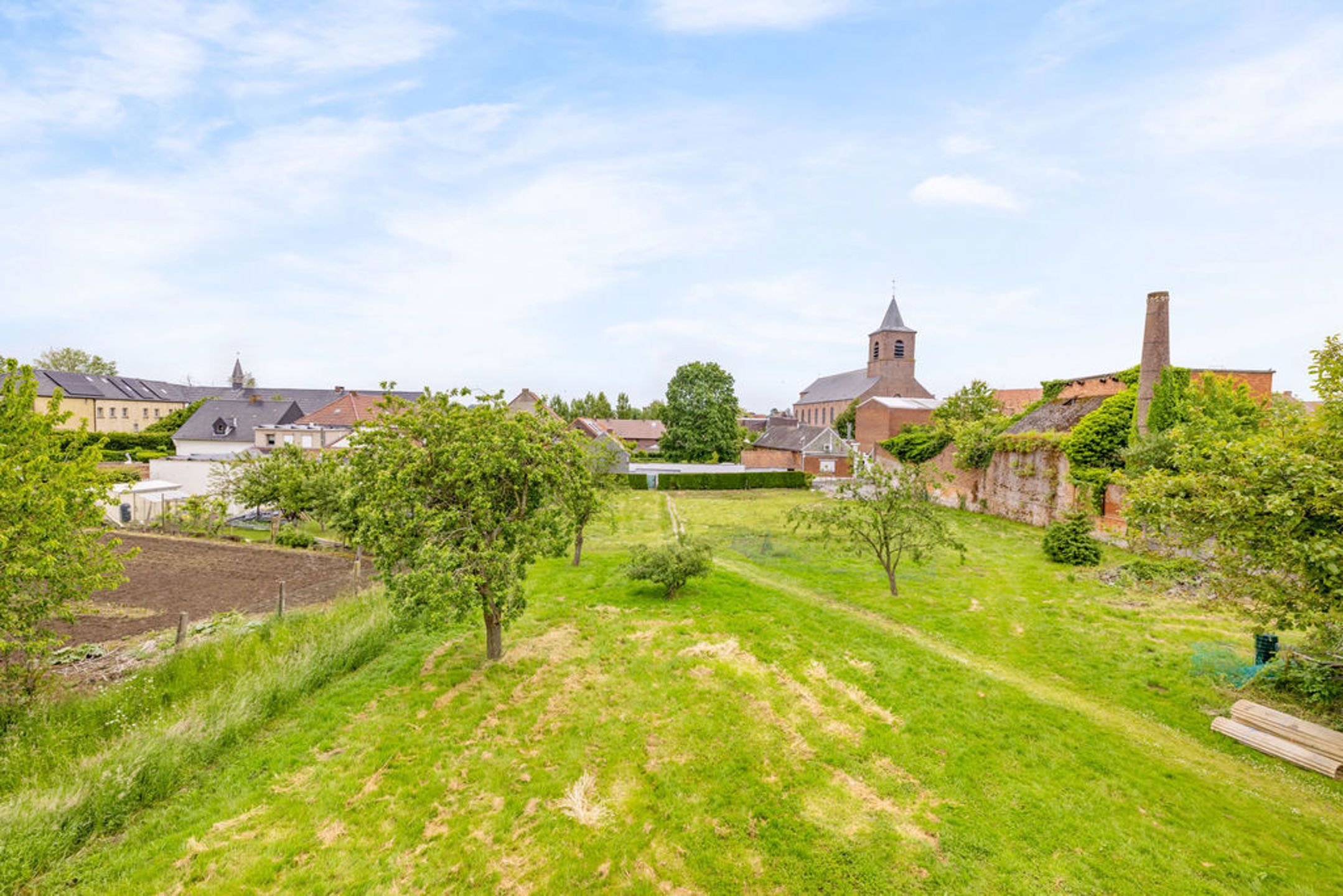 Mooie bouwgrond voor een open bebouwing, onder de kerktoren van Bever foto 5