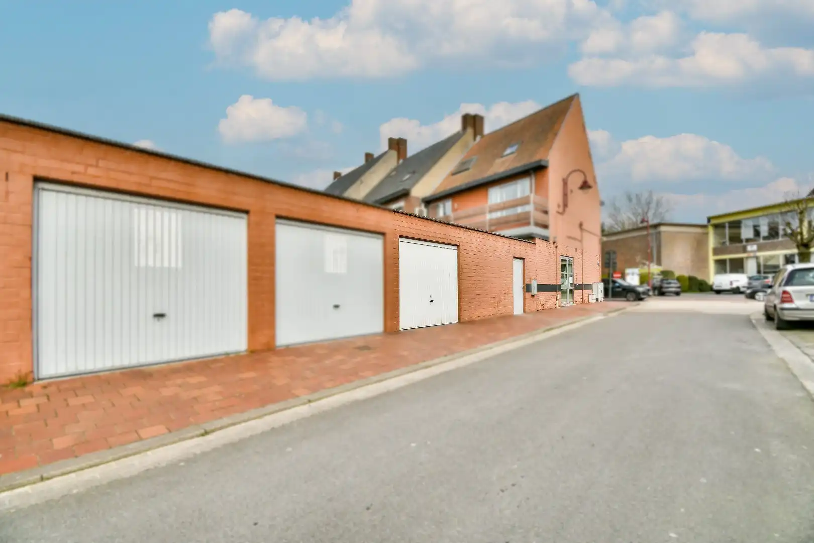 Commerciële handelsruimte/ kantoor / praktijkruimte met garage in het centrum van Lichtervelde! foto 4