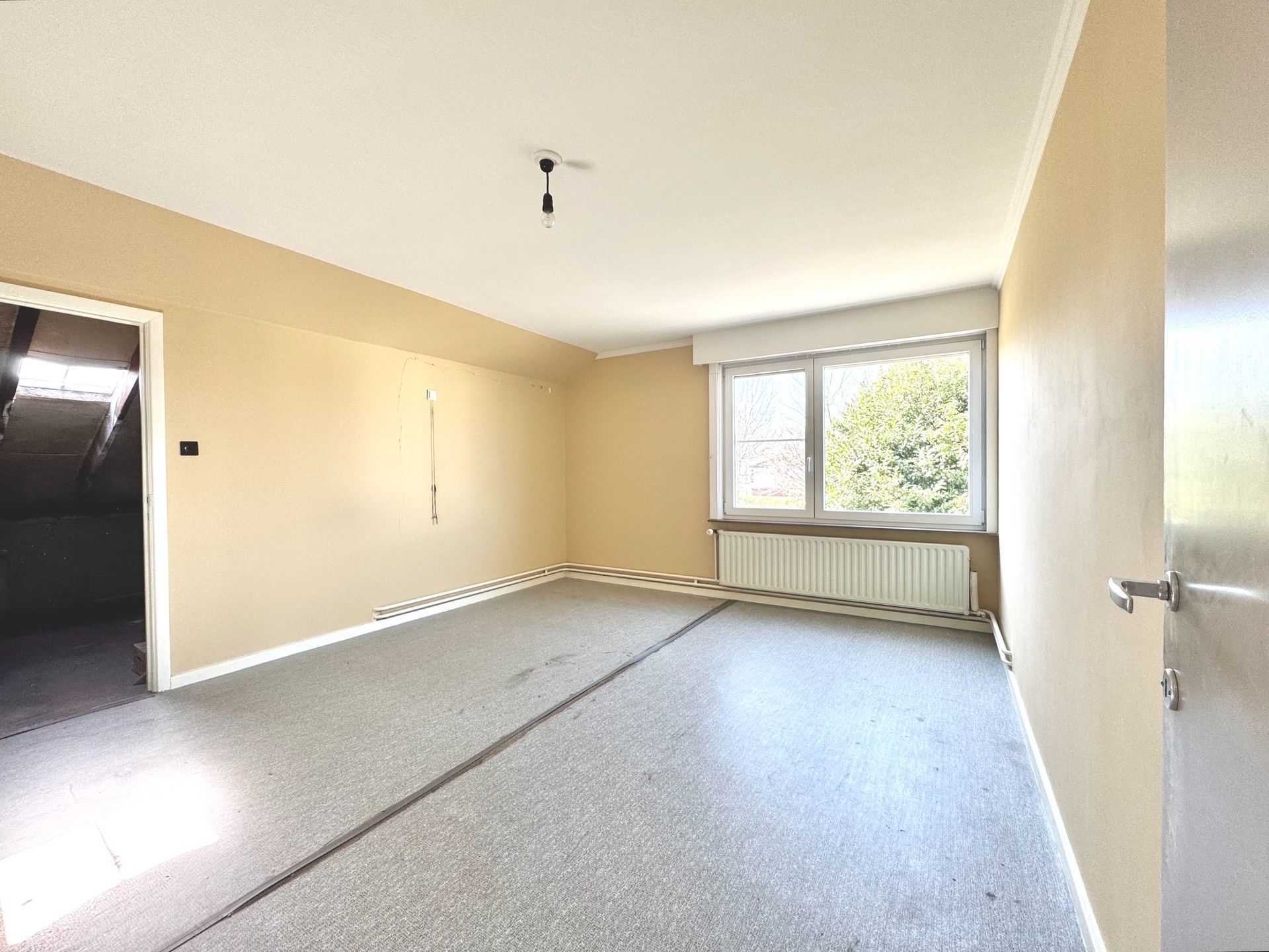 RUIME VRIJSTAANDE  WONING MET GROTE TUIN foto 19