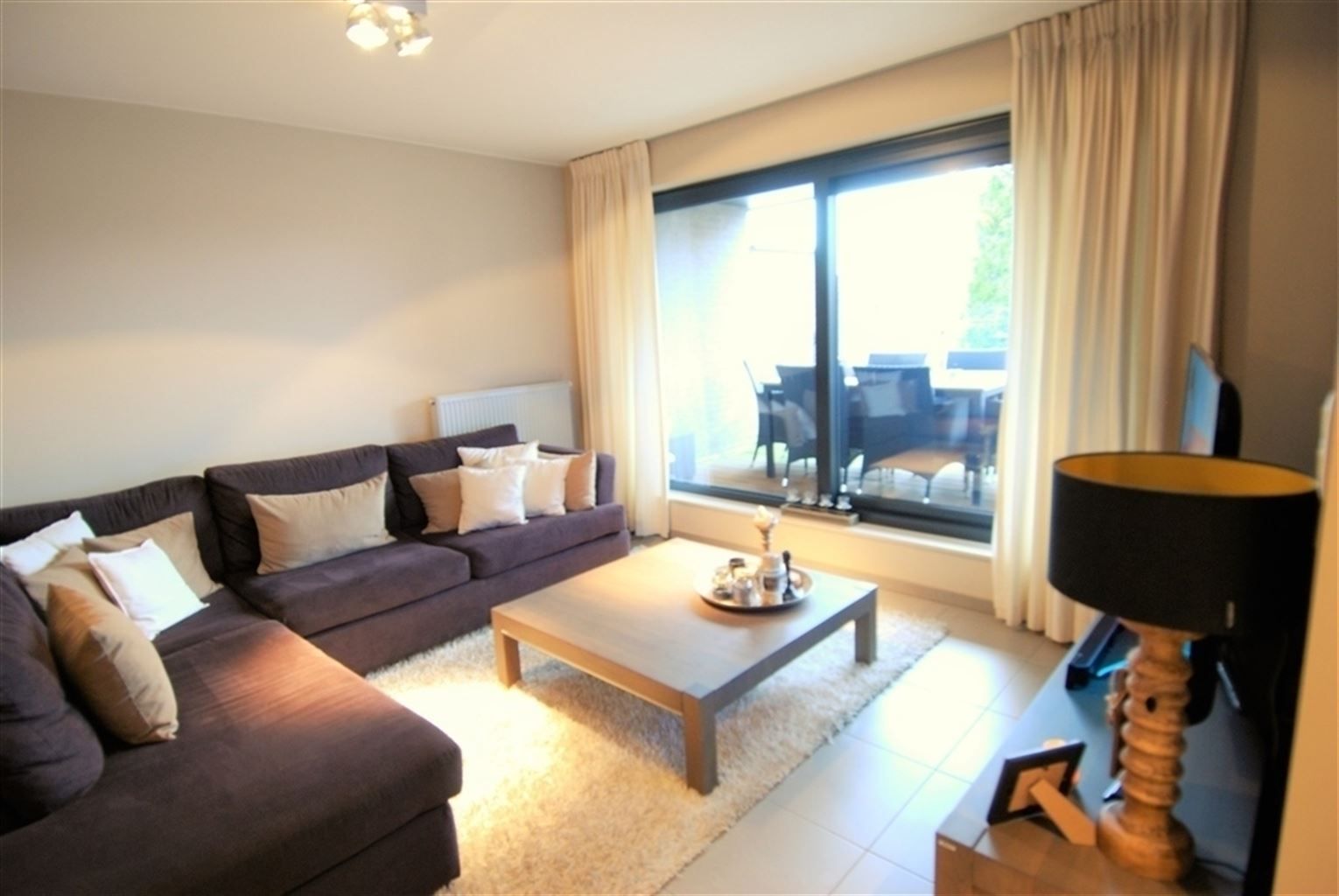 Gezellig appartement met 2 slaapkamers, 2 terassen, autostaanplaats en kelderberging in het centrum van Maaseik. foto 3