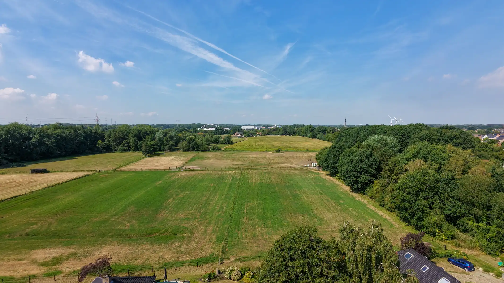 WONING IN DOODLOPENDE STRAAT MET ZICHT OP WEILANDEN foto 4