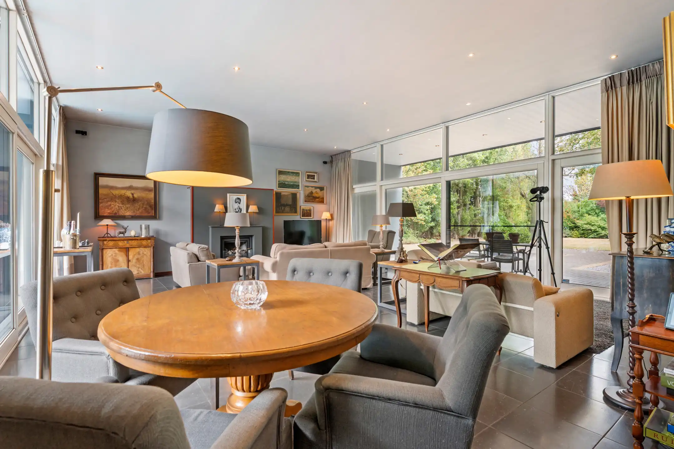 Architecturale villa met zwembad en parktuin foto 4