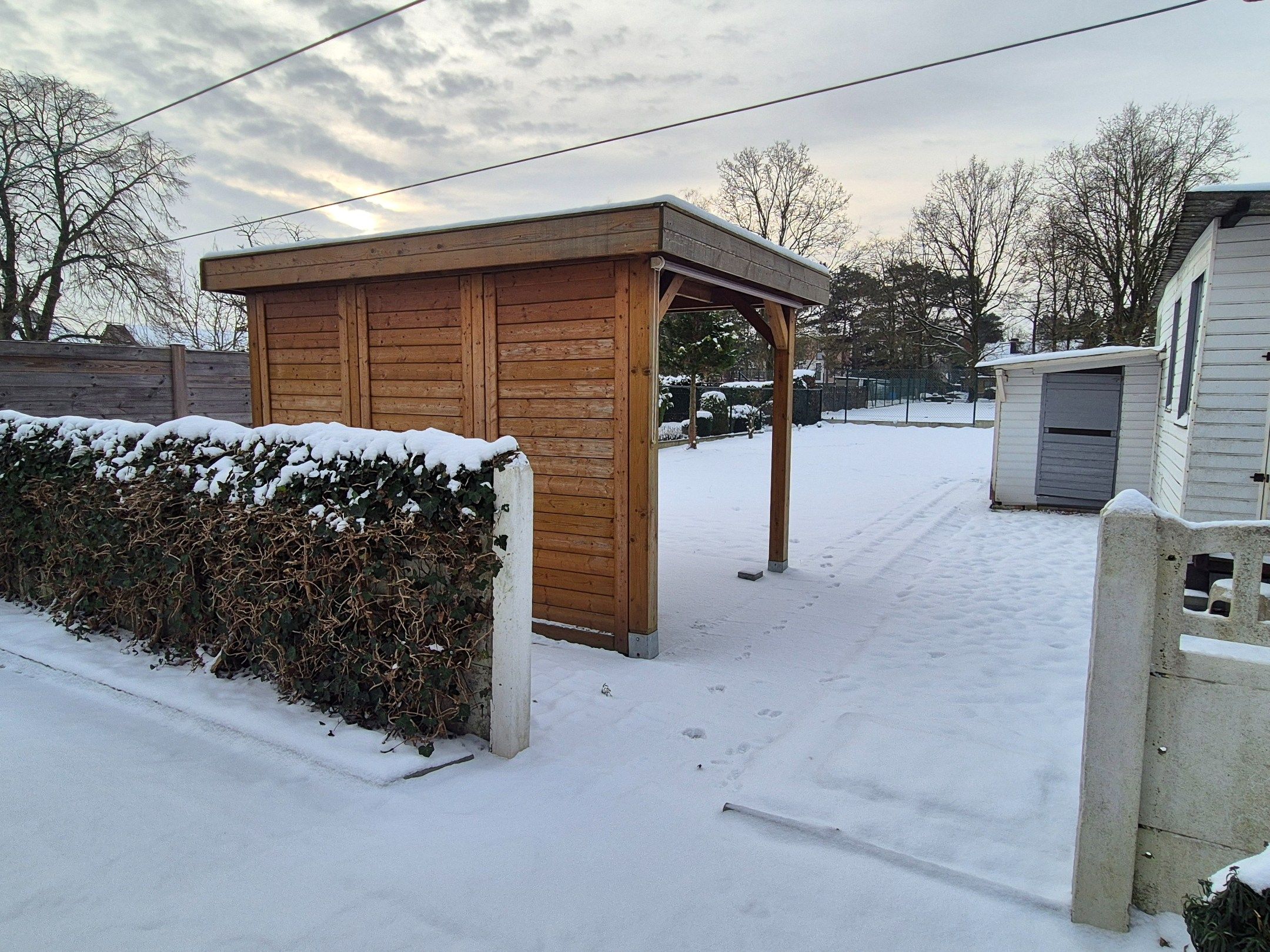 Halfopen gezinswoning met 4 slpkmrs op ruim perceel foto 3