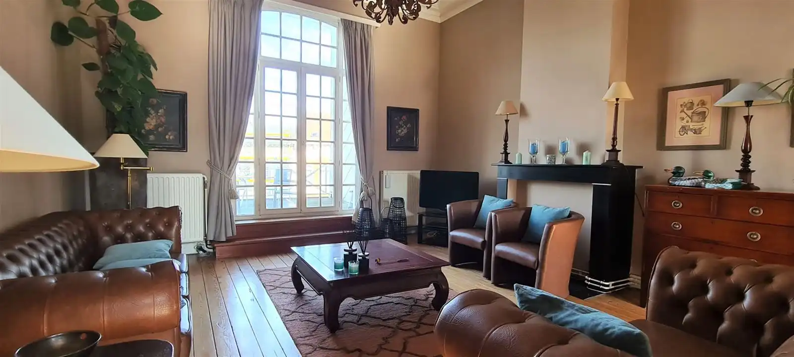 Prachtig duplex appartement met terras in karaktervol gebouw op wandelafstand van museum Schone Kunsten. foto {{pictureIndex}}