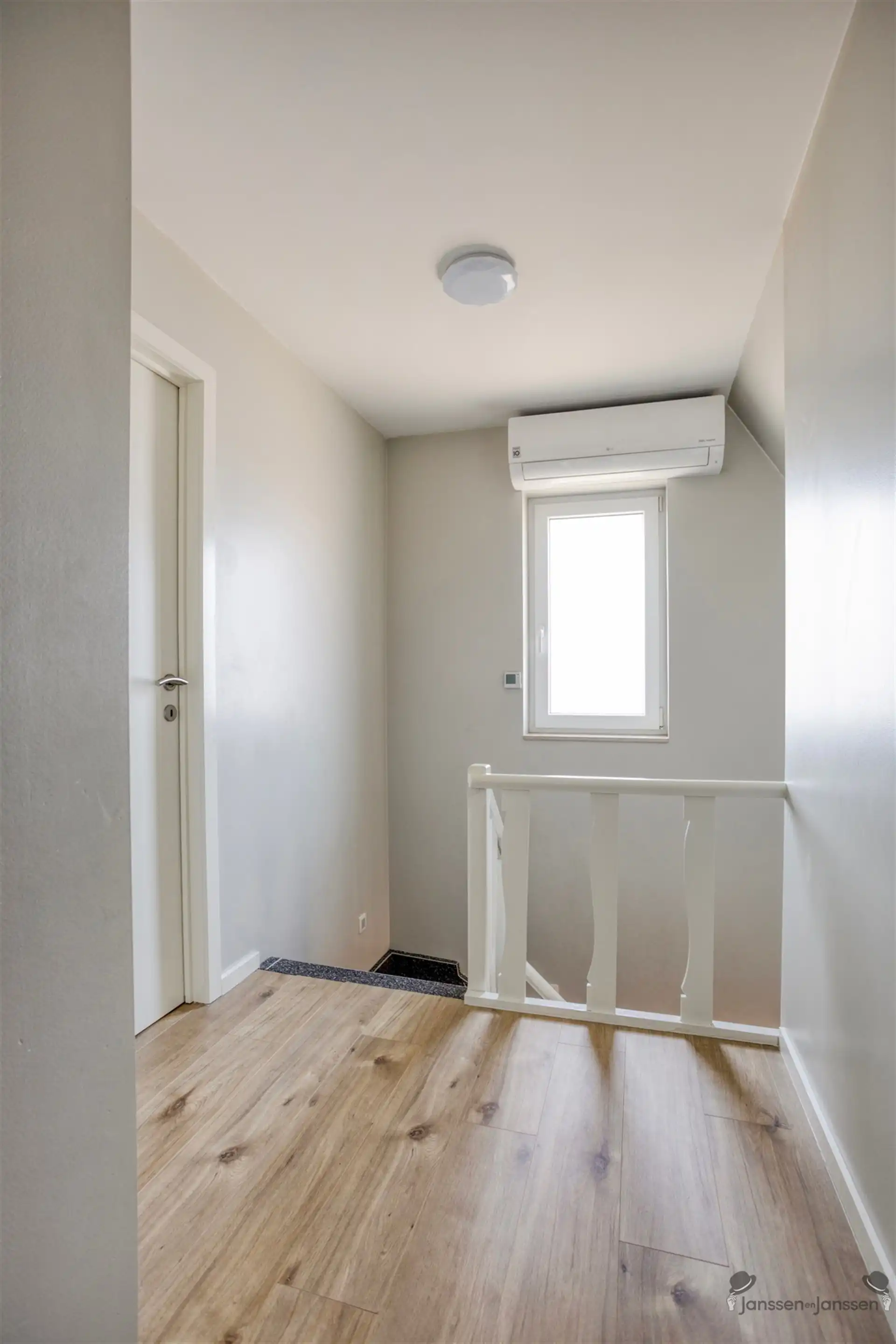 Volledig gerenoveerde HOB op topligging aan rustig pleintje te Genk foto 14