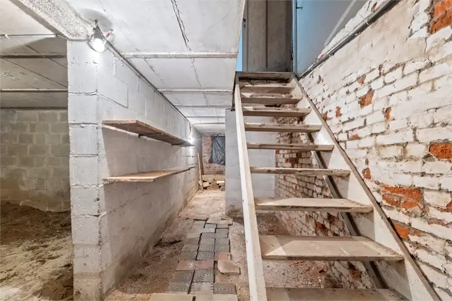 TE RENOVEREN GEZINSWONING MET LOODS IN HET LANDELIJKE GINGELOM foto 18